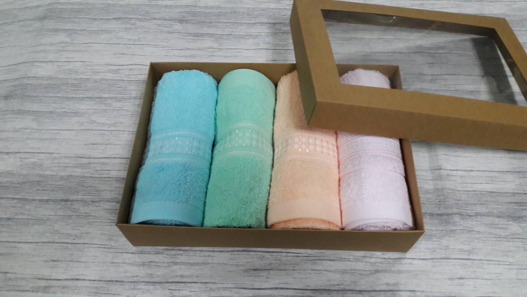 กล่องใส่ผ้าขนหนู กล่องใส่ผ้าเช็ดผม กล่องใส่ผ้าเช็ดตัว กล่องใส่ผ้าพาดคอนักกีฬา ขนาด 20.5 x 30.0 x7.0 cm. สีคราฟท์น้ำตาลเข้ม (แบบฝาหน้าต่างพลาสติก) ราคา 670 บาท ต่อแพ็ค (20 ใบ)