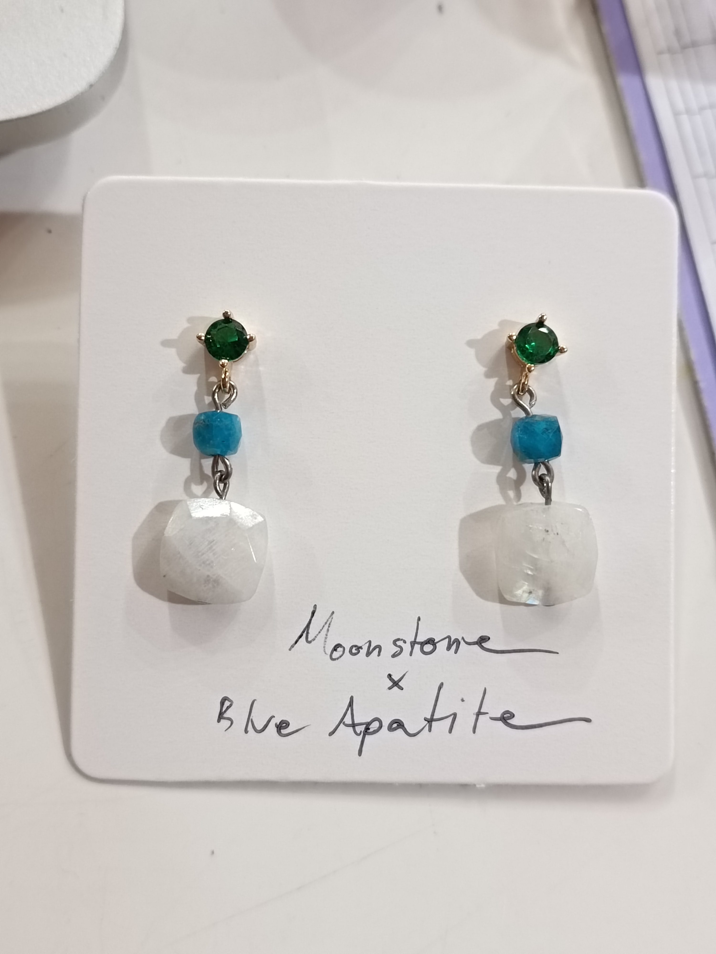 ต่างหูหินแท้ Moonstone Earring (Feminine Energy)