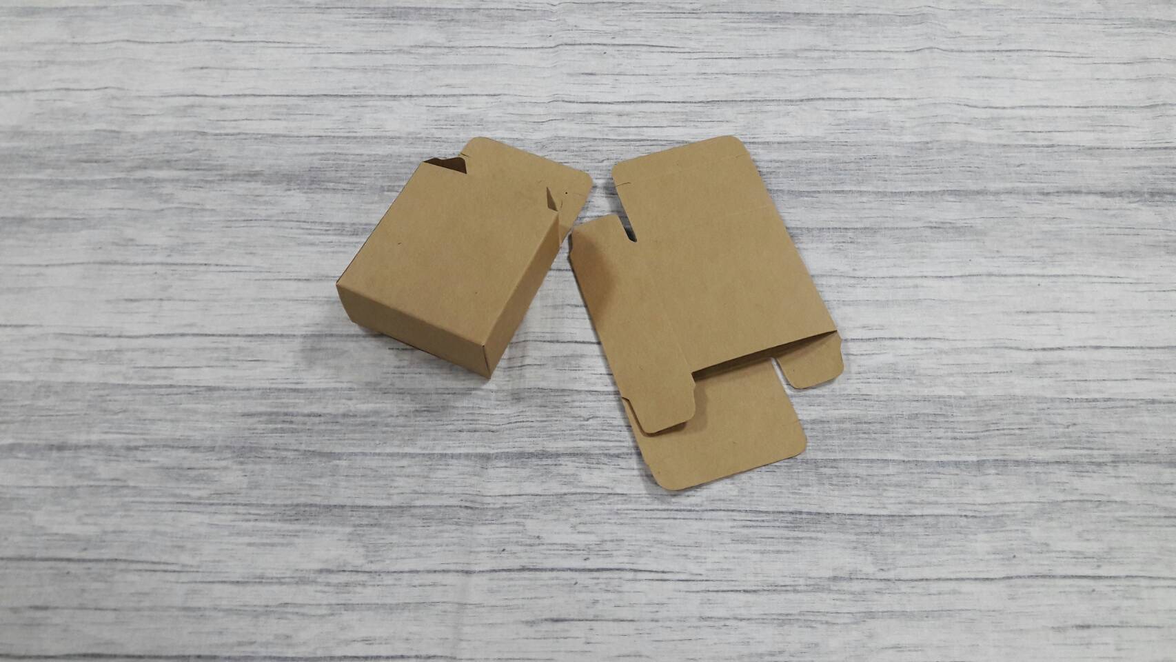 กล่องของขวัญ กล่องอเนกประสงค์ กล่องของที่ระลึก กล่องเครื่องสำอางค์ กล่องสบุู่ กล่องแบบฝาหัวท้าย สีคราฟท์น้ำตาลเข้ม ขนาด 7.5x3.5x7.7 ซม. ราคา 250 บาทต่อแพ็ค(50 ใบ)