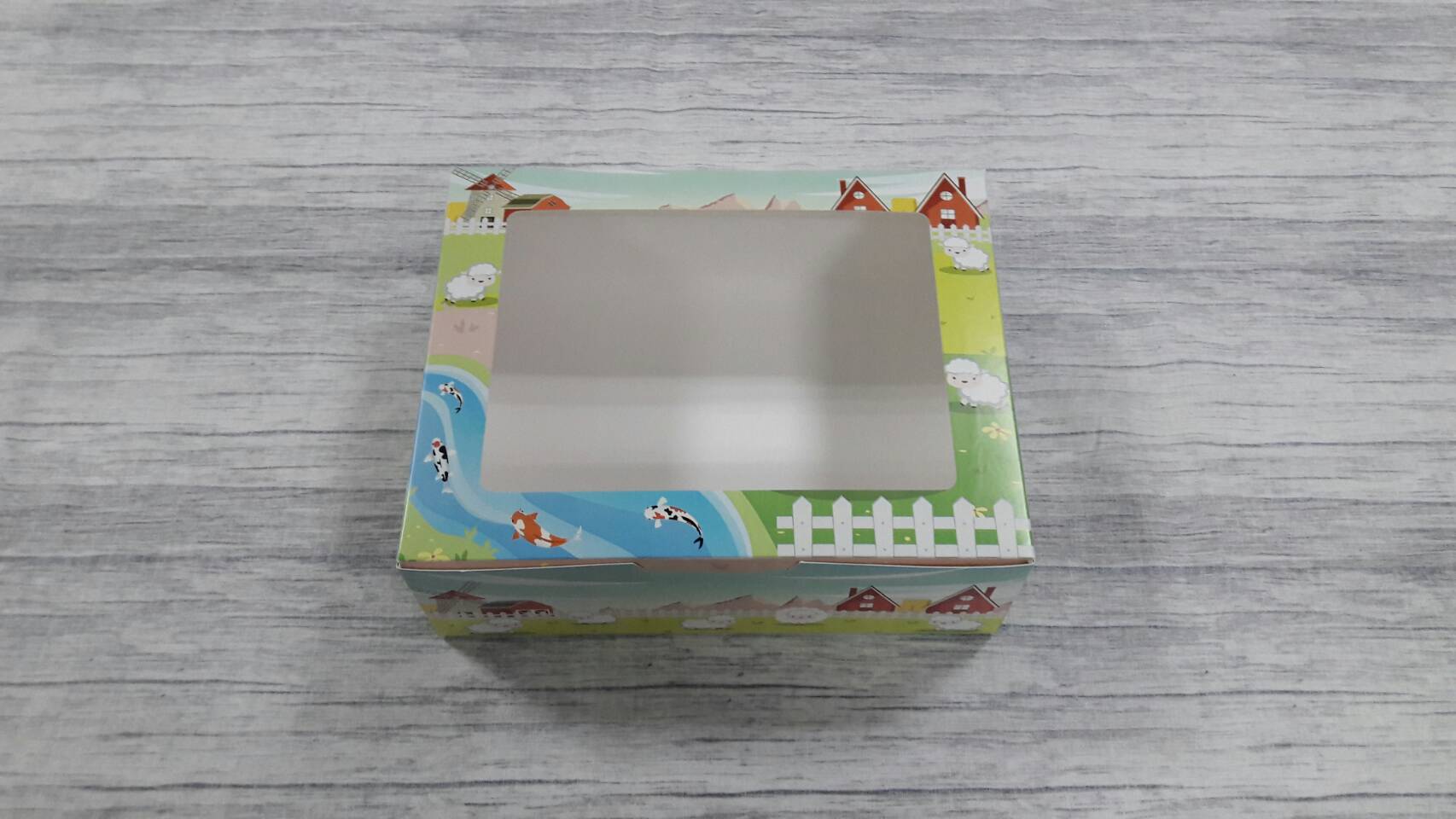 กล่องขนม กล่องเค้ก กล่องคัพเค้ก กล่องบราวนี่ กล่องชิฟฟ่อน กล่องสแน็ค ขนาด 17.5x22.0x7.4 ซม. สีลายน้องมุก(แกะชมพู) แบบฝาหน้าต่างพลาสติก ราคา 270 บาท(ต่อแพ็ค20ใบ)