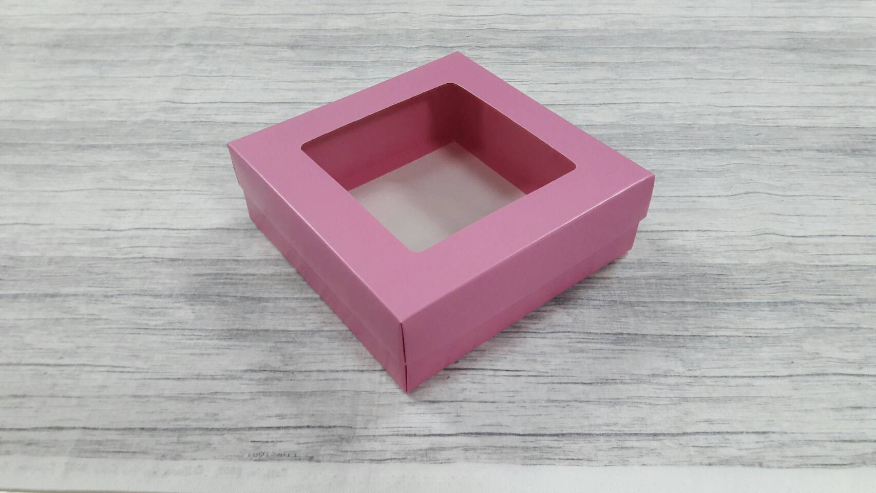 กล่องฝาครอบ กล่องของขวัญ กล่องเอนกประสงค์ กล่องแบบมีฝาครอบ ขนาด 17.5 x 17.5 x 6.0 ซม.(มีหน้าต่างพลาสติก) สีชมพู ราคา 470 บาท ต่อแพ็ค (20 ใบ)