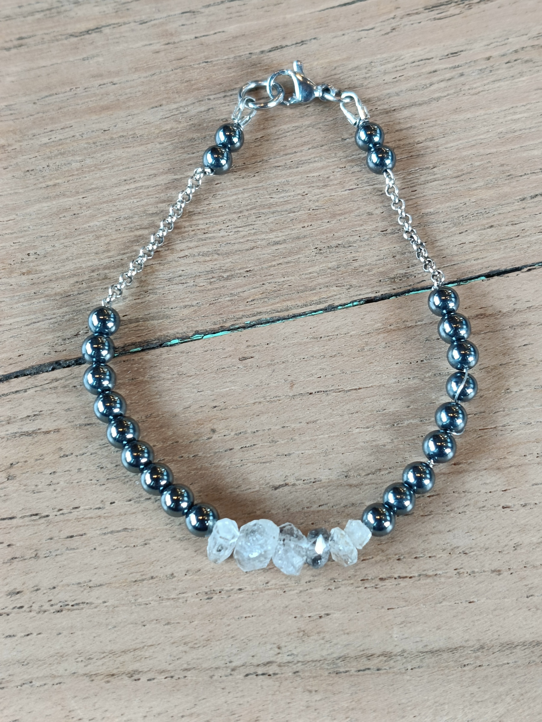 สร้อยข้อมือหินแท้ Herkimer Diamond x Hematite Bracelet (เสริมความกล้า สุดยอดในการอธิษฐาน นำมาซึ่งความสำเร็จ)