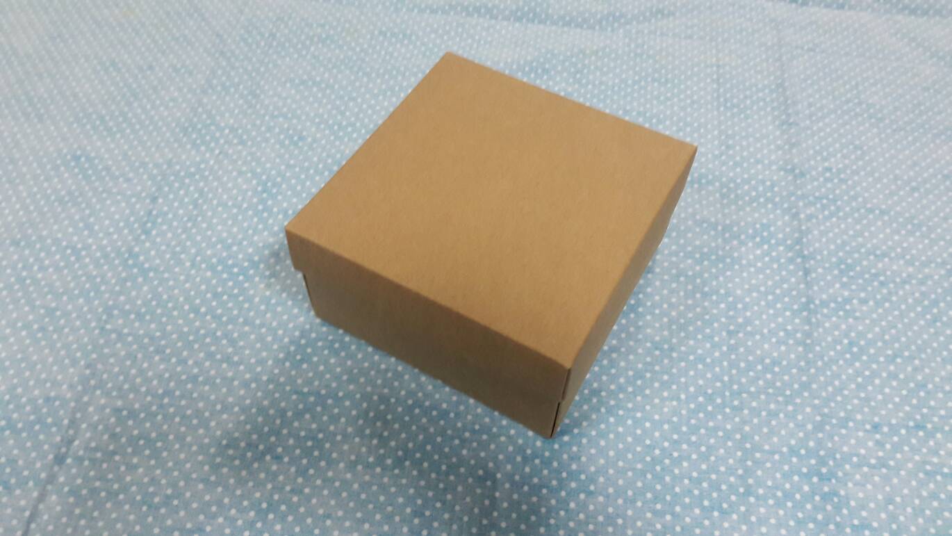 กล่องแบบมีฝาครอบ กล่องอเนกประสงค์ ขนาด 13 * 13 * 7 ซม. สีคราฟท์น้ำตาลเข้ม ราคา 370 บาท ต่อแพ็ค (20 ใบ)