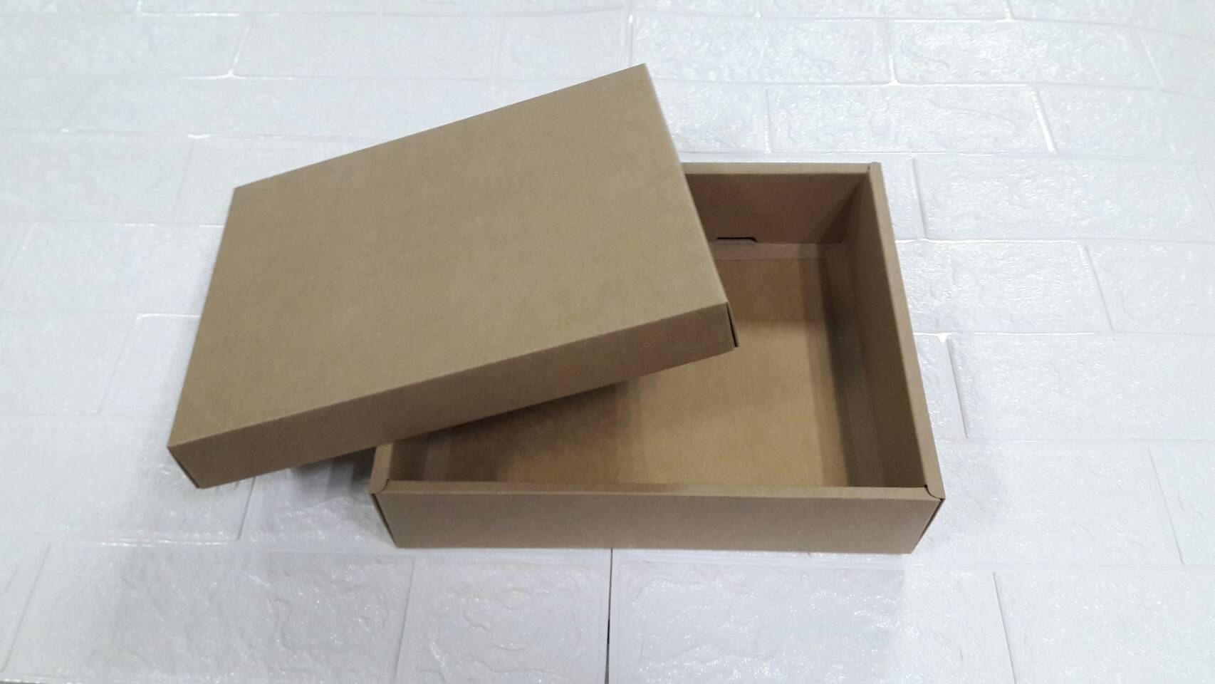 กล่องฝาครอบ กล่องของขวัญ กล่องของที่ระลึก กล่องอเนกประสงค์ กล่องของใช้ ขนาด 22.7 x 27.4 x 6.5 ซม. กล่องพวงมาลัย กล่องใส่ผ้าไหม สีคราฟท์น้ำตาลเข้ม ราคา 610 บาทต่อแพ็ค (20 ใบ) แบบฝาทึบ