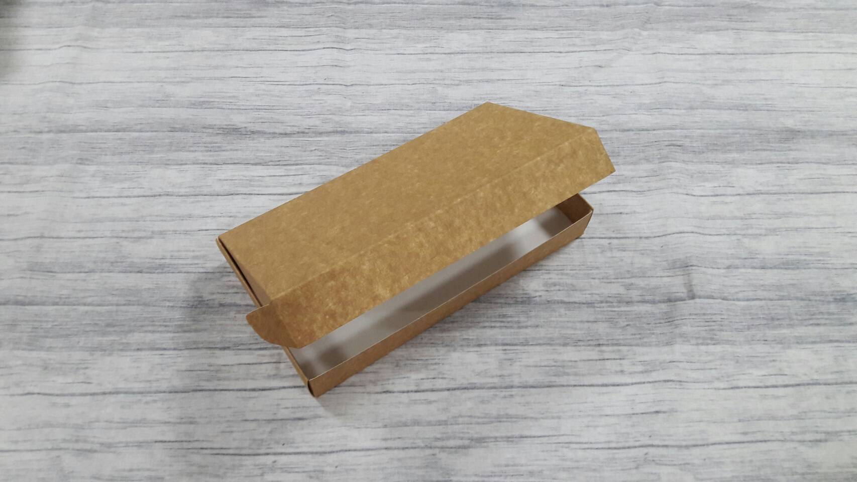 กล่องบราวนี่ กล่องขนม กล่องเอนกประสงค์ กล่องของขวัญ กล่องทรงหูช้าง สีคราฟท์น้ำตาลอ่อน(CKB) ขนาด 12x22x3 ซม.(ฝาทึบ) ราคา 205 บาทต่อแพ็ค (20 ใบ)