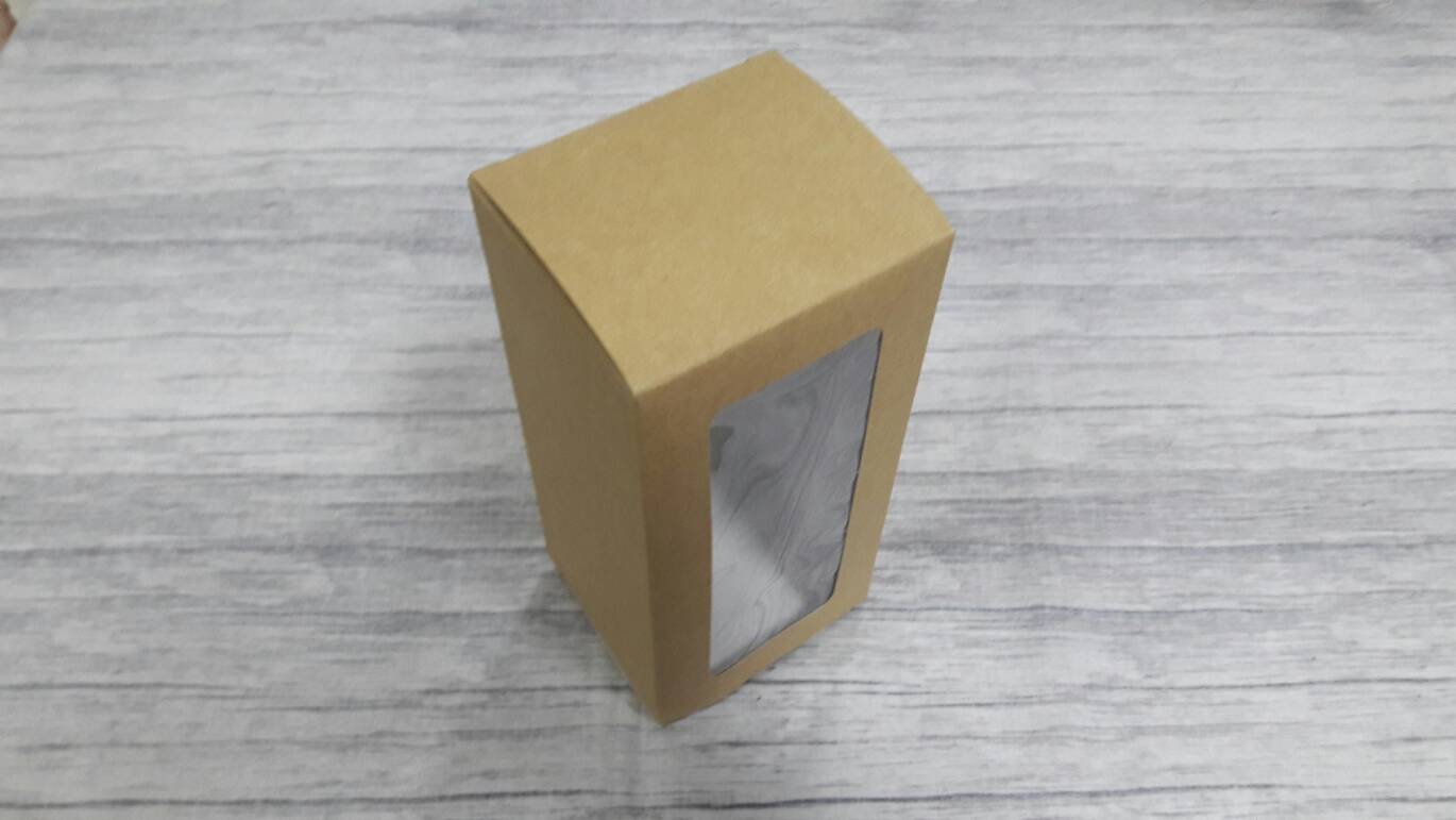 กล่องของขวัญ กล่องอเนกประสงค์ สีคราฟท์น้ำตาลอ่อน ขนาด 8.5x7.5x18 ซม. กล่องของที่ระลึก กล่องเครื่องสำอางค์ กล่องของใช้ กล่องแบบฝาหัวท้าย มีหน้าต่างพลาสติก ราคา 175 บาทต่อแพ็ค(20 ใบ)