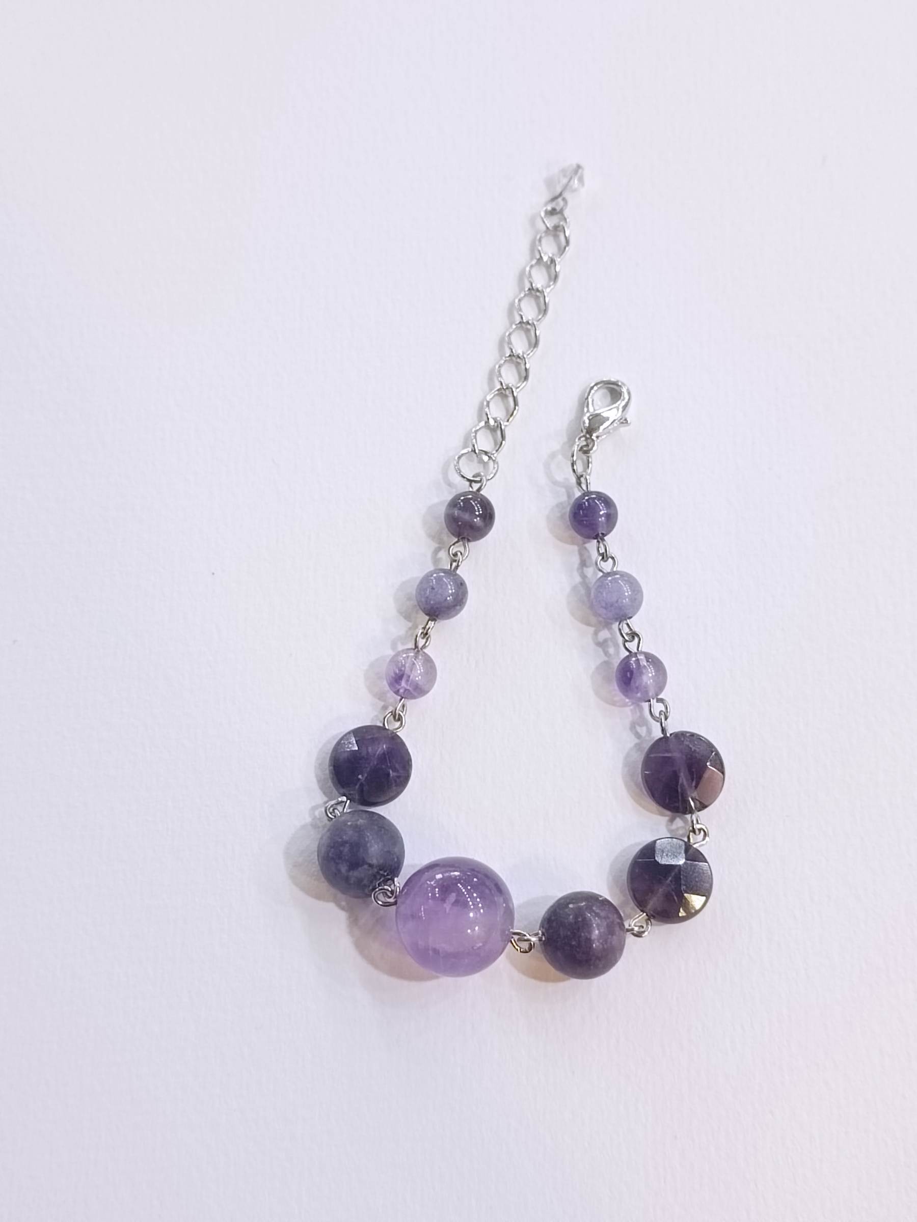 สร้อยข้อมือหินแท้ "Connected" Amethyst + Lepidolite Bracelet (คลื่นพลังความสำเร็จ)