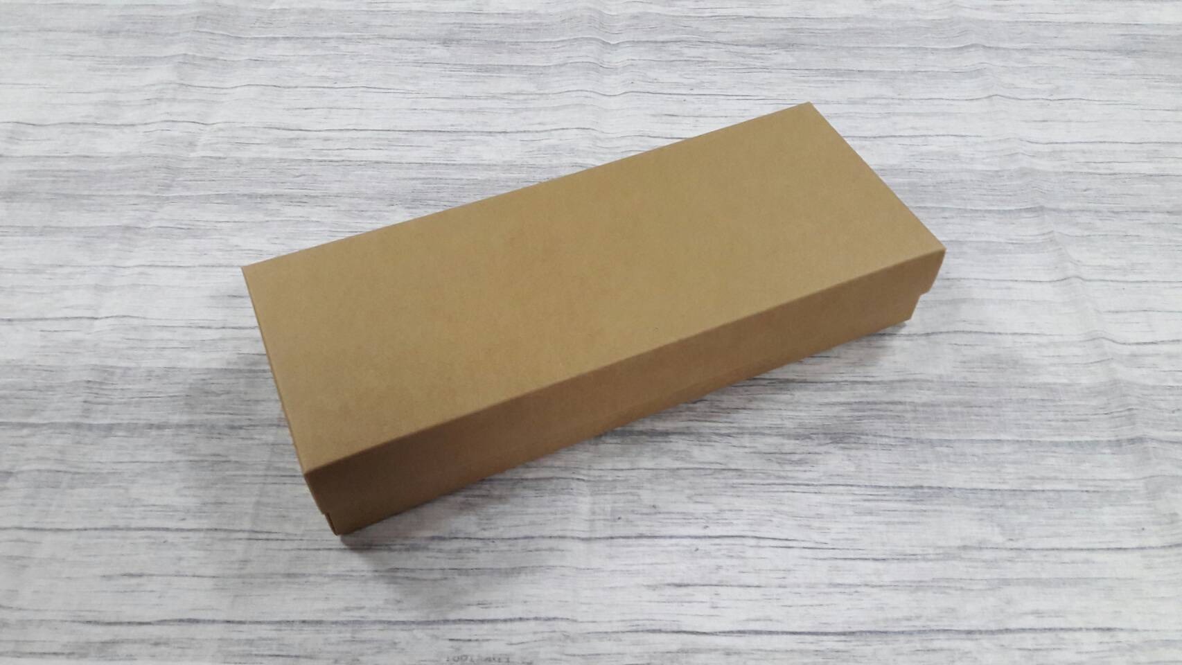 กล่องของขวัญ กล่องฝาครอบ กล่องขนม กล่องอเนกประสงค์ สีคราฟท์น้ำตาลเข้ม ขนาด 11 x 28.5 x 5 ซม. (แบบฝาทึบ) ราคา 375 บาทต่อแพ็ค (20 ใบ)