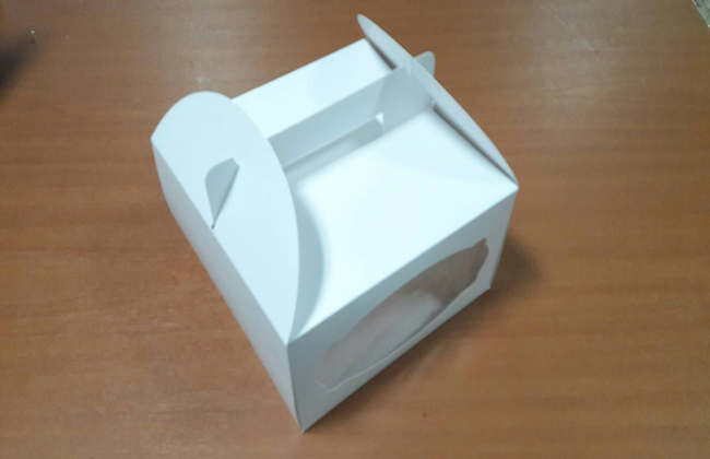 กล่องหูหิ้ว กล่องเค้ก 1 ปอนด์ กล่องเค้กทรงสูง กล่องบราวนี่ กล่องคุ๊กกี้ กล่องชิฟฟ่อน กล่องเค้ก กล่องขนม สีขาว กว้าง 20.5 x ยาว 20.5 x สูง 12.0 ซม. ราคา 570 บาทต่อแพ็ค(20ใบ)