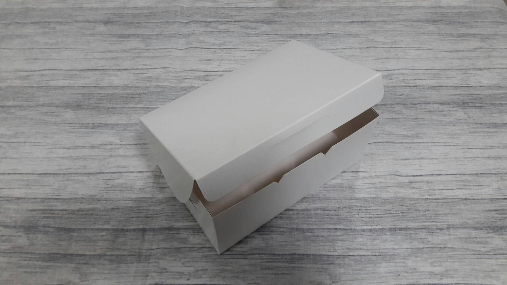 กล่องไม่มีหน้าต่าง (ฝาทึบ) กล่องขนม กล่องเค้ก กล่องคัพเค้ก กล่องชิฟฟ่อน ขนาด 12.0x17.5x7.5 ซม. สีขาว ราคา 145 บาทต่อแพ็ค(20ใบ)