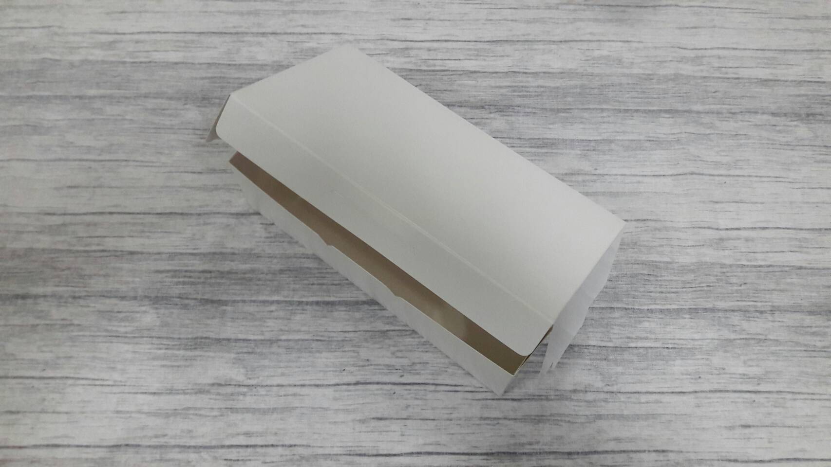 กล่องขนม กล่องเค้ก กล่องคัพเค้ก กล่องชิฟฟ่อน กล่องช้อคโกแล็ต กล่องคุ๊กกี้ กล่องอเนกประสงค์ ขนาด 10.5x20.5x6.5 ซม.ไม่มีหน้าต่าง (ฝาทึบ) สีขาว ราคา 135 บาทต่อแพ็ค (20 ใบ)