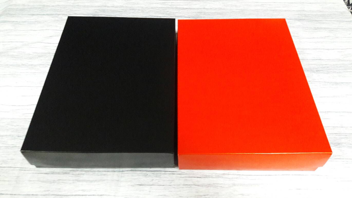 กล่องของขวัญ กล่องฝาครอบ กล่องของที่ระลึก กล่องอเนกประสงค์ กล่องของใช้ กล่องพวงมาลัย กล่องใส่ผ้าไหม ขนาด 19.6x27.2x5 ซม. สีแดงทอง ราคา 490 บาทต่อแพ็ค (20 ใบ)