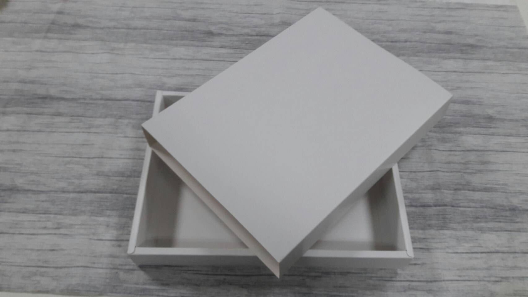 กล่องสไลด์ กล่องของขวัญ กล่องของที่ระลึก กล่องอเนกประสงค์ (ใช้ใส่ของขนาด A4 ได้) กล่องแบบฝาสไลด์ สีขาว ขนาด 23.0x31.7x4.0 ซม. ราคา 550 บาท ต่อแพ็ค (20 ใบ)