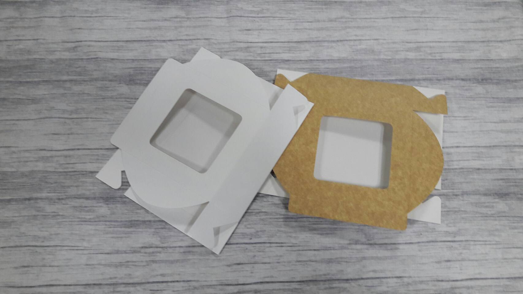 กล่องทาร์ต 4 ชิ้น (ขนาดถ้วยทาร์ต 6 ซม.) กล่องทรงแบน (หน้าต่างพลาสติก) ขนาด12.5x12.5x4.0ซม. คราฟท์น้ำตาลอ่อน ราคา 110 บาทต่อแพ็ค (20 ใบ)