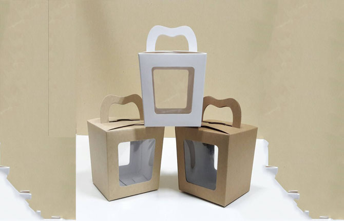 กล่องคัพเค้ก 1 ชิ้น หูหิ้วแบบหน้าต่างพลาสติก 2 ด้าน สีขาว ขนาด 9x9x10ซม.กล่องคัพเค้กพร้อมฐานรองคัพเค้ก (ช่องใส่คัพเค้กกว้าง 6.4ซม.) ราคา 135 บาท (20ใบ/แพ็ค)