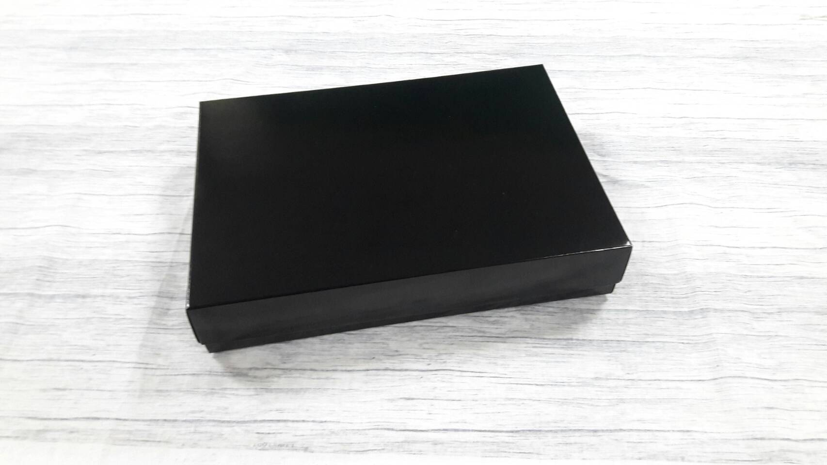 กล่องของขวัญ กล่องฝาครอบ กล่องของที่ระลึก กล่องอเนกประสงค์ กล่องของใช้ กล่องใส่ผ้าไหม ขนาด 19.6 x 27.2 x 5 ซม.สีดำ เคลือบอาบเงา (แบบฝาทึบ) ราคา 505 บาทต่อแพ็ค(20 ใบ)