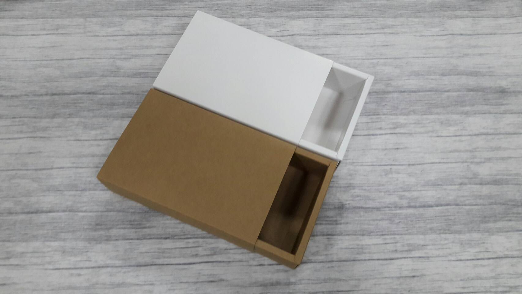 กล่องสไลด์ กล่องของขวัญ กล่องของที่ระลึก กล่องอเนกประสงค์ กล่องแบบฝาสไลด์ สีขาว ขนาด 11.4 x 17.4 x5.0 ซม. ราคา 320 บาท (20 ใบ ต่อแพ็ค)