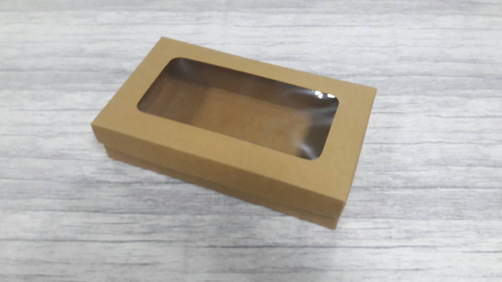 กล่องฝาครอบ กล่องของขวัญ กล่องอเนกประสงค์ ขนาด 12.5 x 22.0 x 5.0 cm. สีคราฟท์น้ำตาลเข้ม (แบบมีหน้าต่างพลาสติก) ราคา 375 บาท ต่อแพ็ค (20 ใบ)