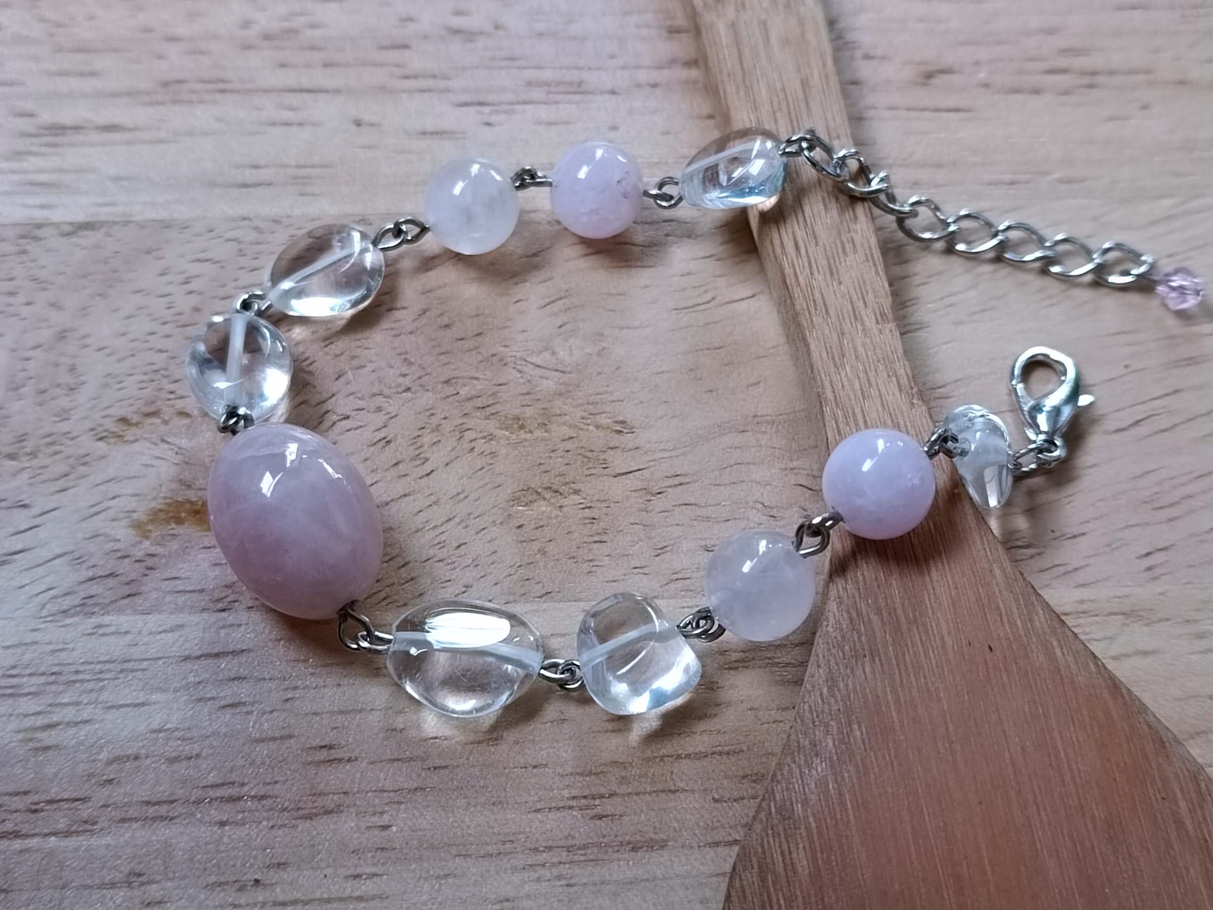 สร้อยข้อมือหินแท้ "Connected" Manifest Love Bracelet (Rose Quartz + Clear Quartz)