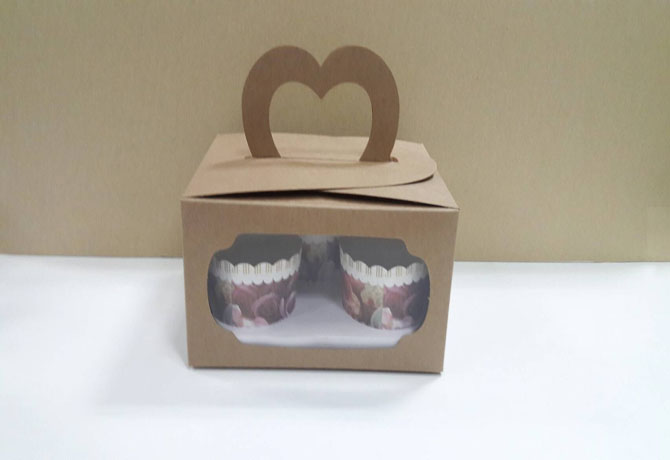 กล่องคัพเค้ก 3 ชิ้น หูหิ้ว สีคราฟท์น้ำตาล แบบหน้าต่าง 2 ด้าน 18x14x10ซม.กล่องคัพเค้กพร้อมฐานรองคัพเค้ก (ช่องใส่คัพเค้กกว้าง 6.4ซม.) 20ใบ/แพ็ค