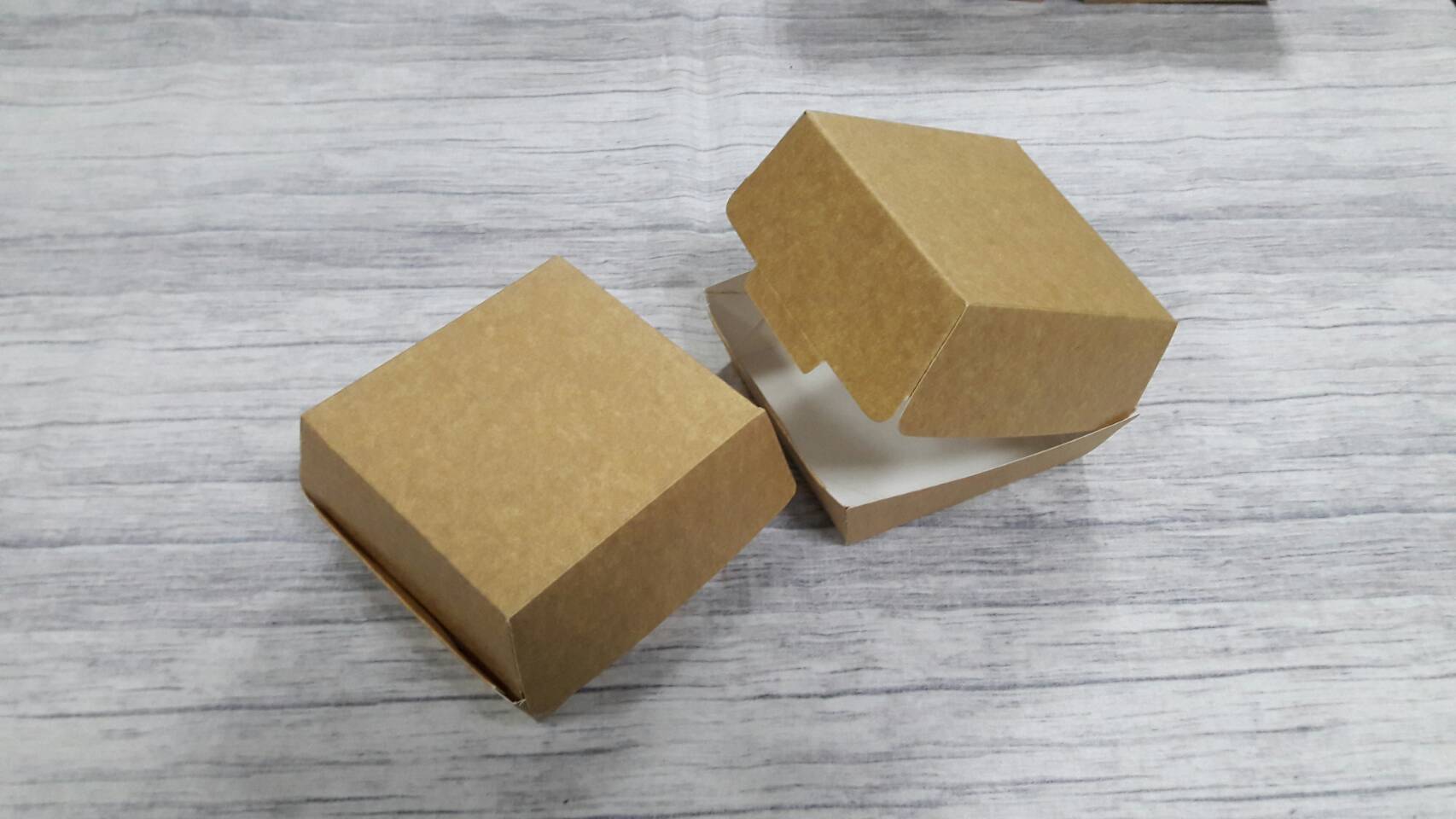 กล่องแฮมเบอร์เกอร์ กล่องอาหาร ขนาด 9.5x9.8x6.8 ซม.สีคราฟท์น้ำตาลอ่อน ราคา 600 บาท ต่อแพ็ค (120 ใบ) (สินค้าขึ้นรูปกล่องแล้ว พร้อมใช้งาน)