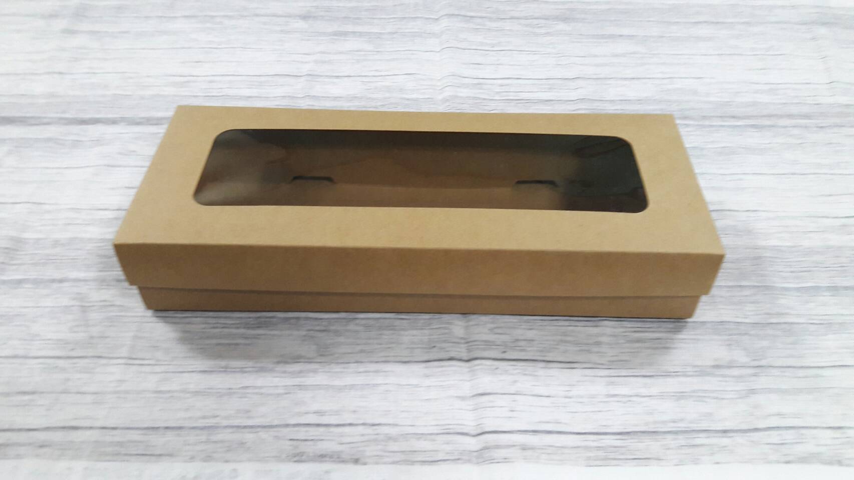 กล่องของขวัญ กล่องฝาครอบ กล่องขนม กล่องอเนกประสงค์ สีคราฟท์น้ำตาลเข้ม ขนาด 11 x 28.5 x 5 ซม. (หน้าต่างพลาสติก) ราคา 405 บาทต่อแพ็ค (20 ใบ)