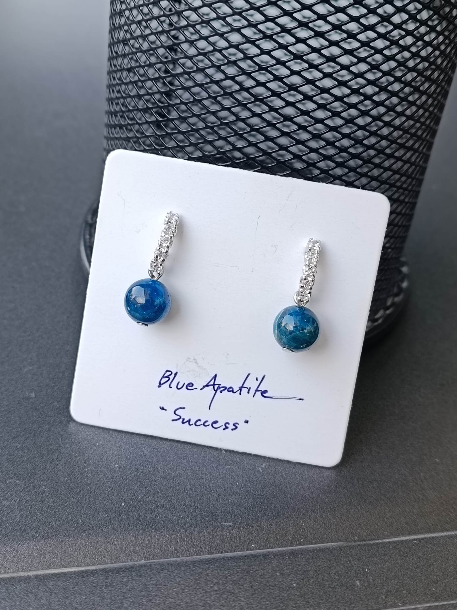 ต่างหูหินแท้ "Dazzling" Blue Apatite Earring (เสริมพลังงานการสื่อสาร)