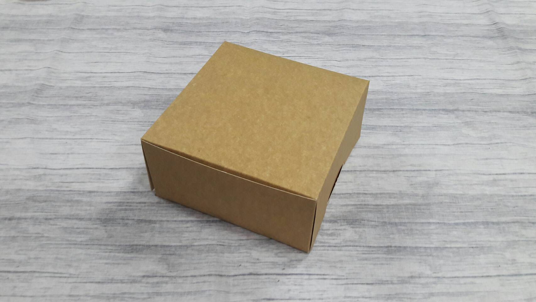 กล่องคัพเค้ก 4 ชิ้น (แบบไม่มีฐานรอง) กล่องเค้กครึ่งปอนด์ กล่องขนม กล่องสแน็ค Snack Box สีคราฟท์น้ำตาลอ่อน (CKB) (ฝาทึบ) ขนาด 15.0x15.0x7.6 ซม.ราคาแพ็คละ 150 บาท (รวม 20 ใบ)