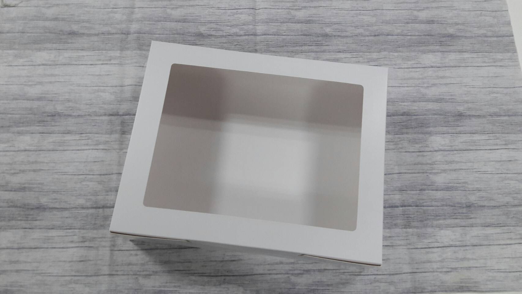 กล่องขนม กล่องโดนัท กล่องชิฟฟ่อน กล่องอเนกประสงค์ ขนาด 28 x 35 x 9 ซม.สีขาว (หน้าต่างพลาสติก) ราคา 540 บาทต่อแพ็ค (20ใบ) (กระดาษหนา 350 แกรม)