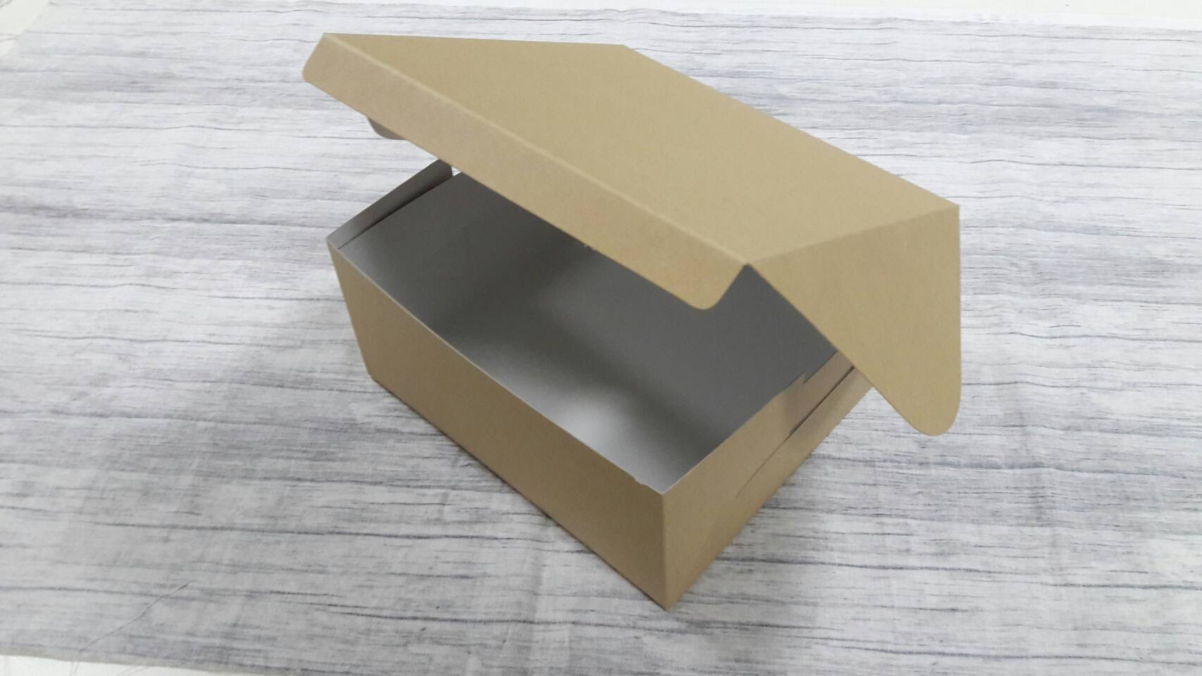 กล่องเค้ก กล่องเค้ก 1 ปอนด์ กล่องขนม กล่องเบเกอรี่ กล่องคัพเค้ก สีคราฟท์น้ำตาลอ่อน ขนาด 20.5x20.5x10ซม. (ฝาทึบ) ราคา 295 บาทต่อแพ็ค (20ใบ)