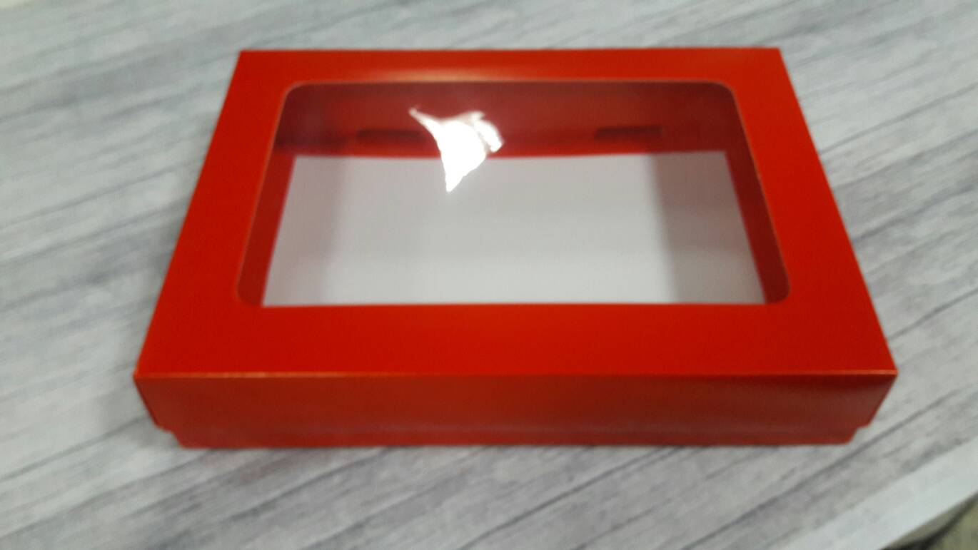 กล่องของขวัญ กล่องฝาครอบ กล่องของที่ระลึก กล่องอเนกประสงค์ กล่องของใช้ กล่องพวงมาลัย กล่องใส่ผ้าไหม ขนาด 19.6x27.2x5 ซม. สีแดงทอง ราคา 530 บาทต่อแพ็ค (20 ใบ)