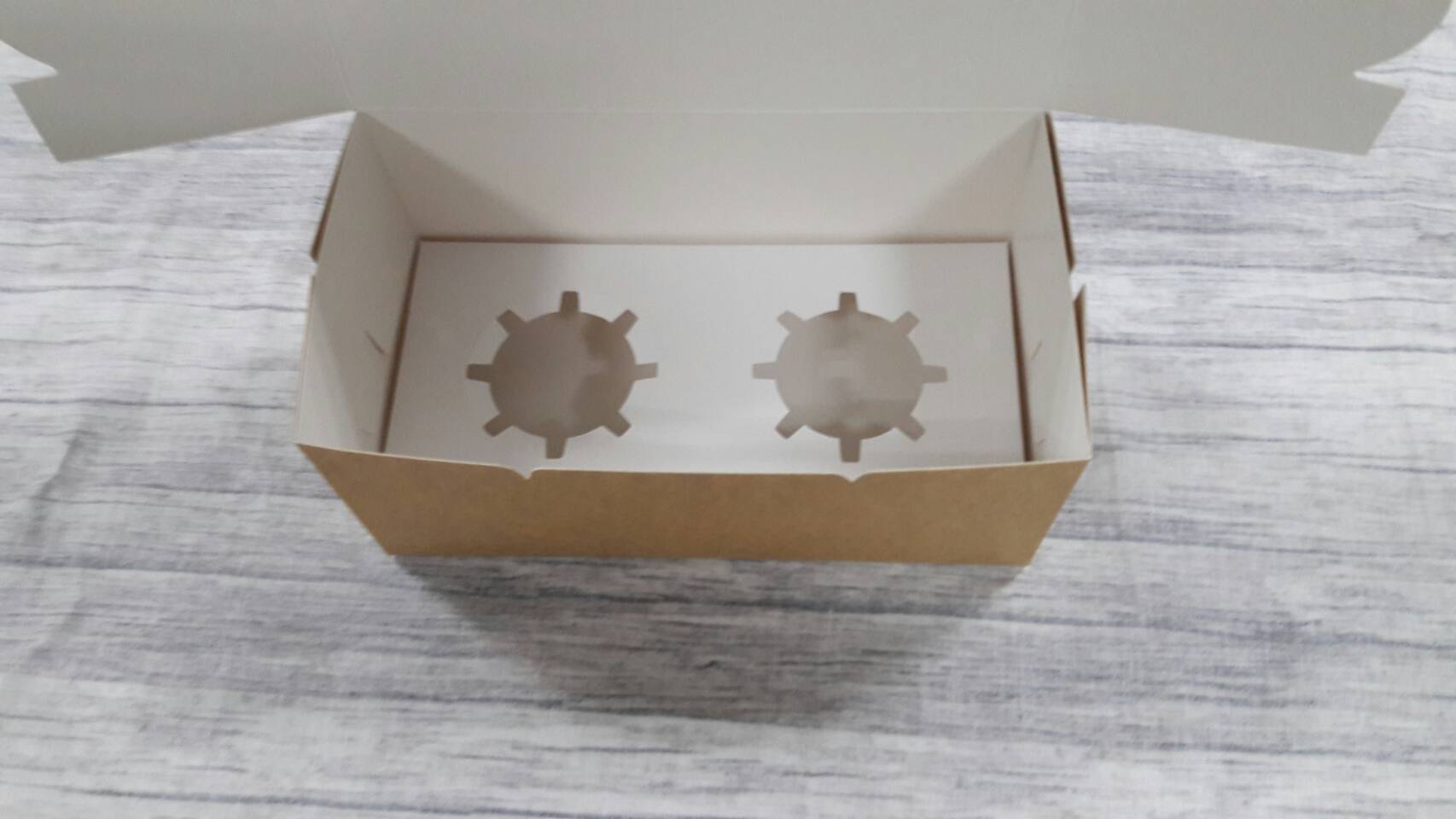 กล่องคัพเค้ก 2 ชิ้น แบบฝามีหน้าต่างพลาสติก ขนาด 9.5x18x7.8ซม.สีคราฟท์น้ำตาลอ่อน (CKB) พร้อมฐานรองคัพเค้กแบบ 2 ช่อง ราคา 230 บาทต่อแพ็ค (20 ใบ)