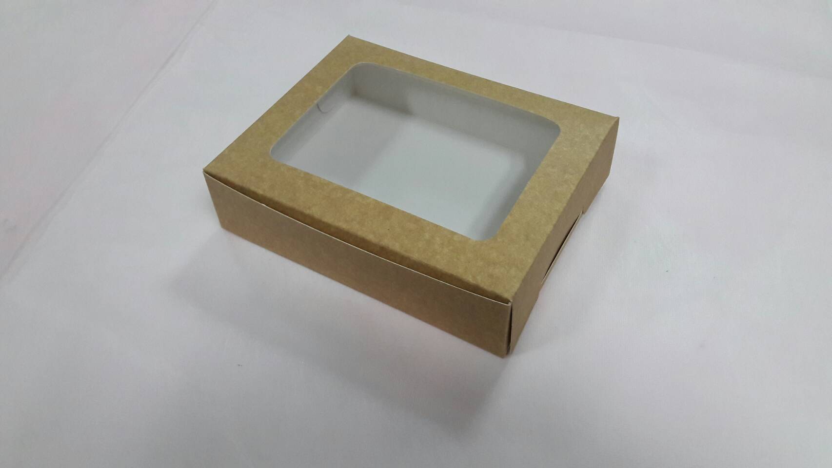 กล่องขนม กล่องบราวนี่ กล่องทาร์ตไข่ ขนาด 12.5 x 15.8 x 4 ซม.คราฟท์หน้าขาวหลังน้ำตาล (สีน้ำตาลอ่อน) ราคา 135 บาท ต่อแพ็ค(20 ใบ)