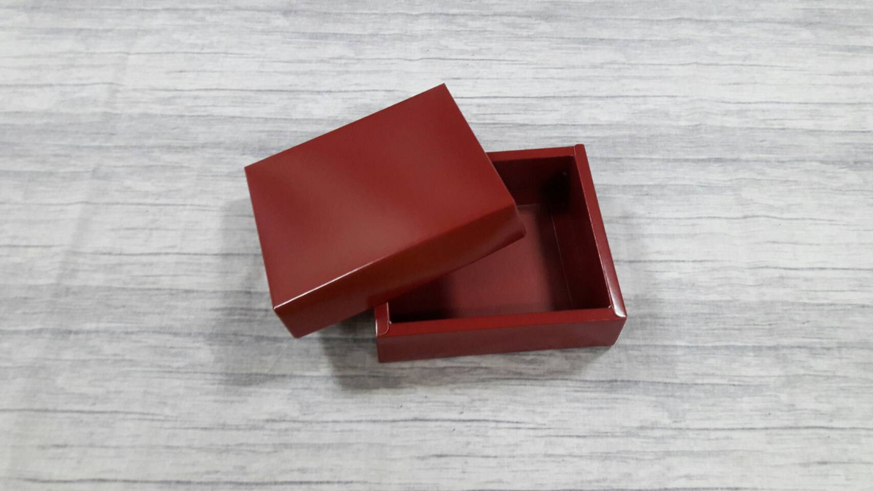กล่องของขวัญ กล่องฝาครอบ กล่องของที่ระลึก กล่องอเนกประสงค์ ขนาด 13x14.5x4 ซม. กล่องของใช้ กล่องใส่ผ้าไหม สีแดงเข้ม เคลือบอาบเงา (ฝาทึบ) ราคา 300 บาทต่อแพ็ค(20 ใบ)