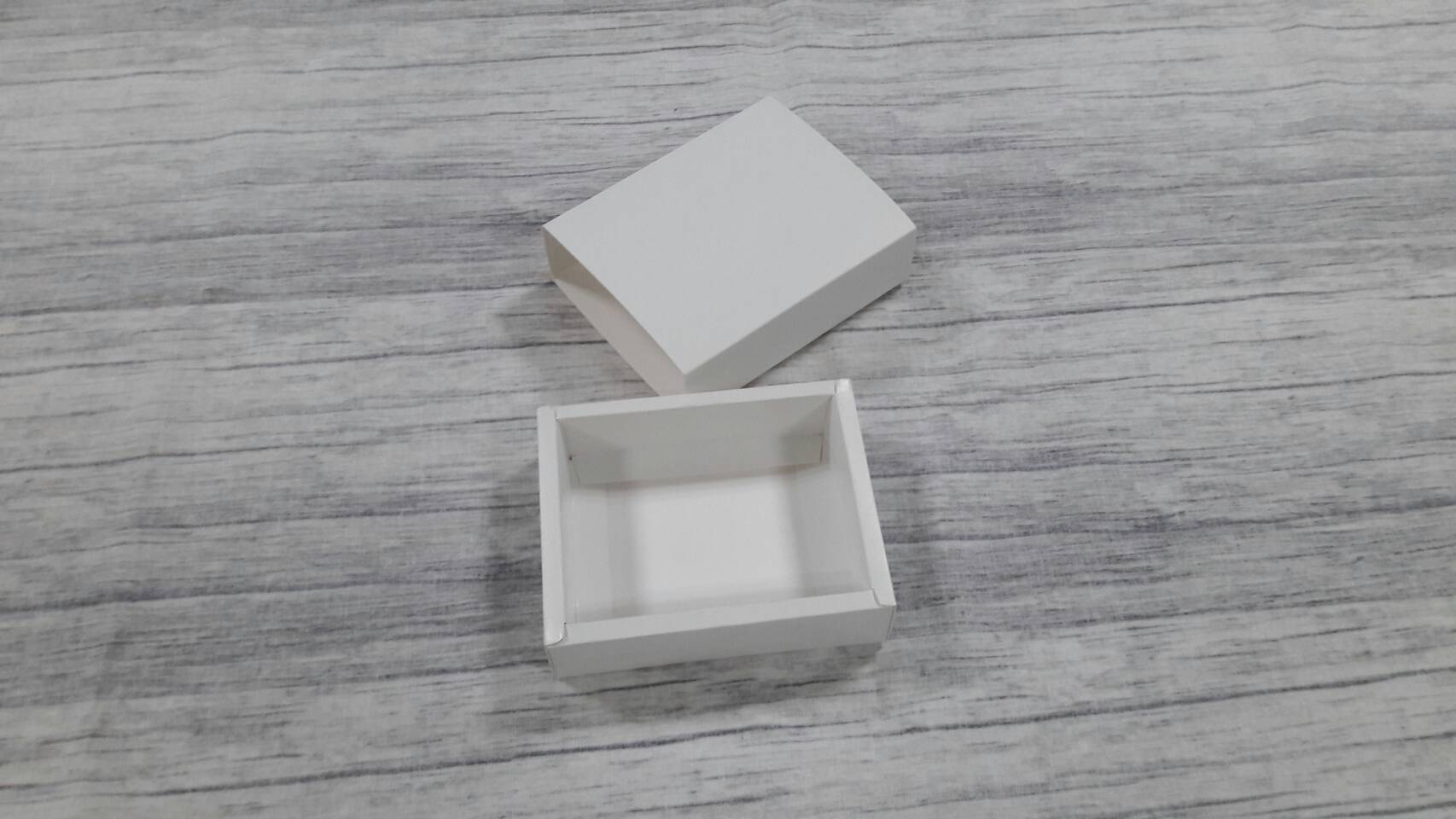 กล่องสไลด์ กล่องของขวัญ กล่องของที่ระลึก กล่องอเนกประสงค์ กล่องสบู่ กล่องขนม กล่องแบบฝาสไลด์ สีขาว ขนาด 8.2x10.2x2.7 ซม. ราคา 170 บาท (20 ใบ ต่อแพ็ค)