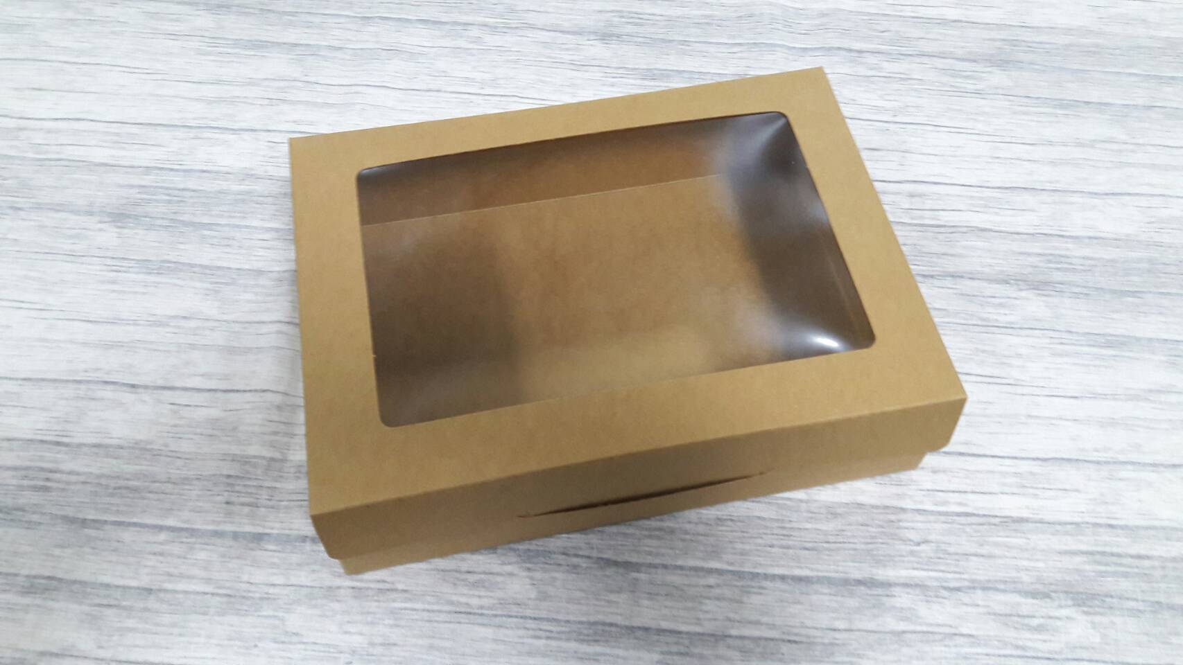 กล่องขนม กล่องบราวนี่ กล่องขนมเปี๊ยะ กล่องอเนกประสงค์ ขนาด 17.0x23.5x6.5 ซม.สีคราฟท์น้ำตาลเข้ม (มีหน้าต่างพลาสติก) ราคา 280 บาท ต่อแพ็ค(20ใบ)