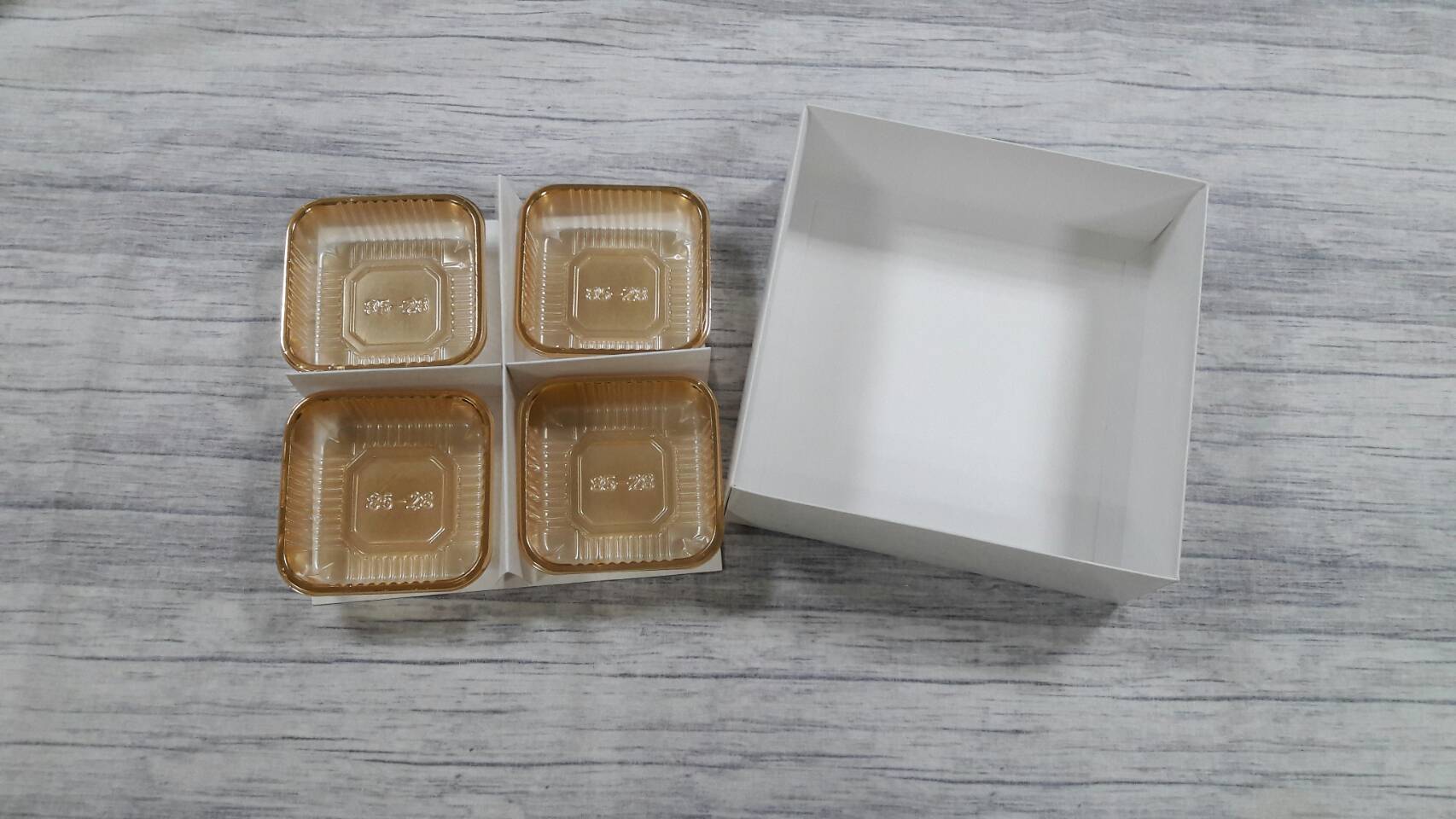 ฐานกั้นสินค้า ตัวกั้นสินค้า 4 ช่อง (แต่ละช่อง 8.6x8.6x4 ซม.) สีขาว ขนาด 17.5 x 17.5 x 4.0 ซม.(เมื่อพับขึ้นรูป) ราคา 115 บาทต่อแพ็ค(20 ชิ้น) (ใช้กับกล่องของที่้ร้าน)