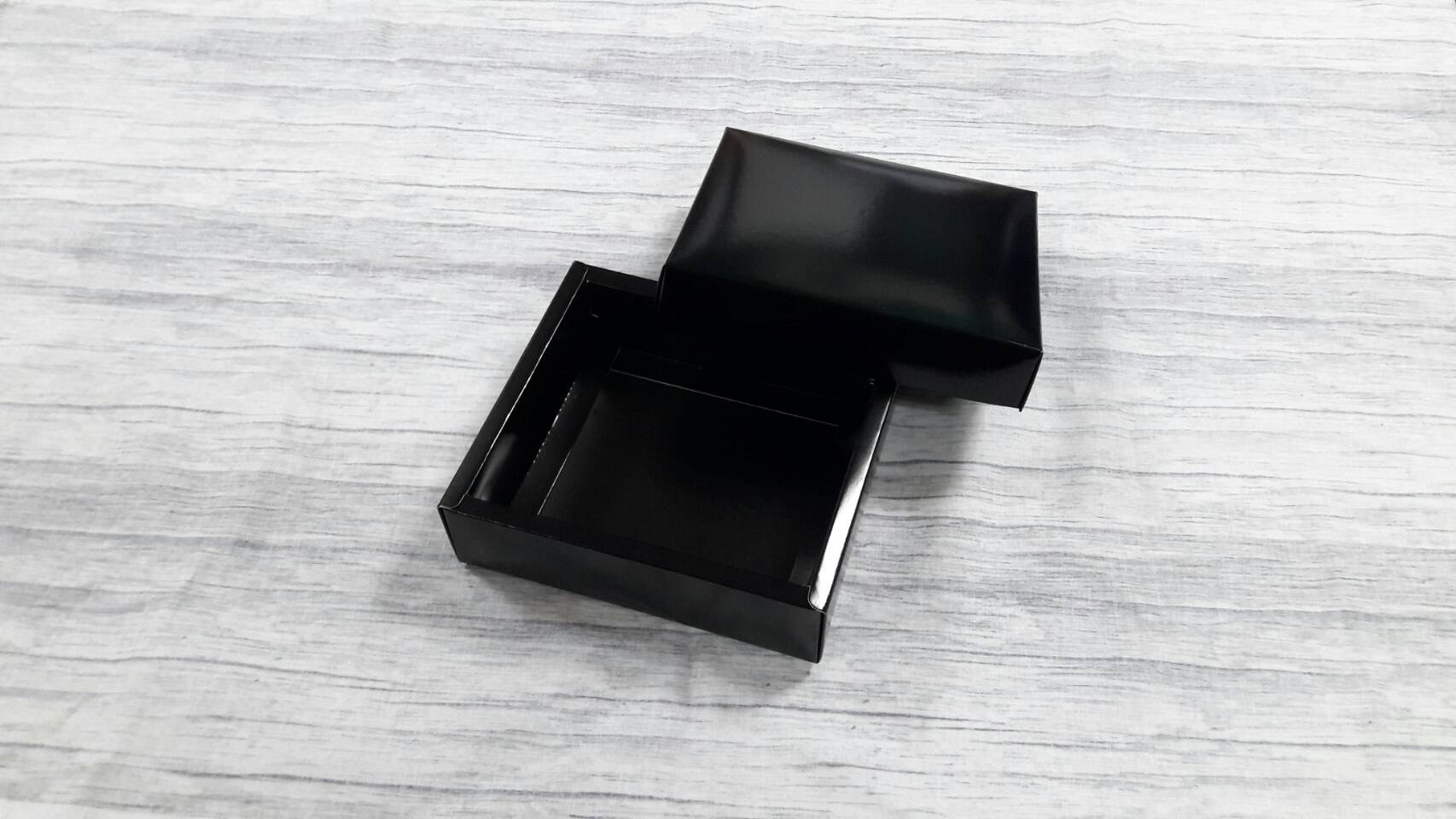 กล่องของขวัญ กล่องฝาครอบ กล่องของที่ระลึก กล่องอเนกประสงค์ กล่องของใช้ กล่องใส่ผ้าไหม สีดำ ขนาด 13x14.5x4 ซม.เคลือบอาบเงา (ฝาทึบ) ราคา 300 บาทต่อแพ็ค (20 ใบ)