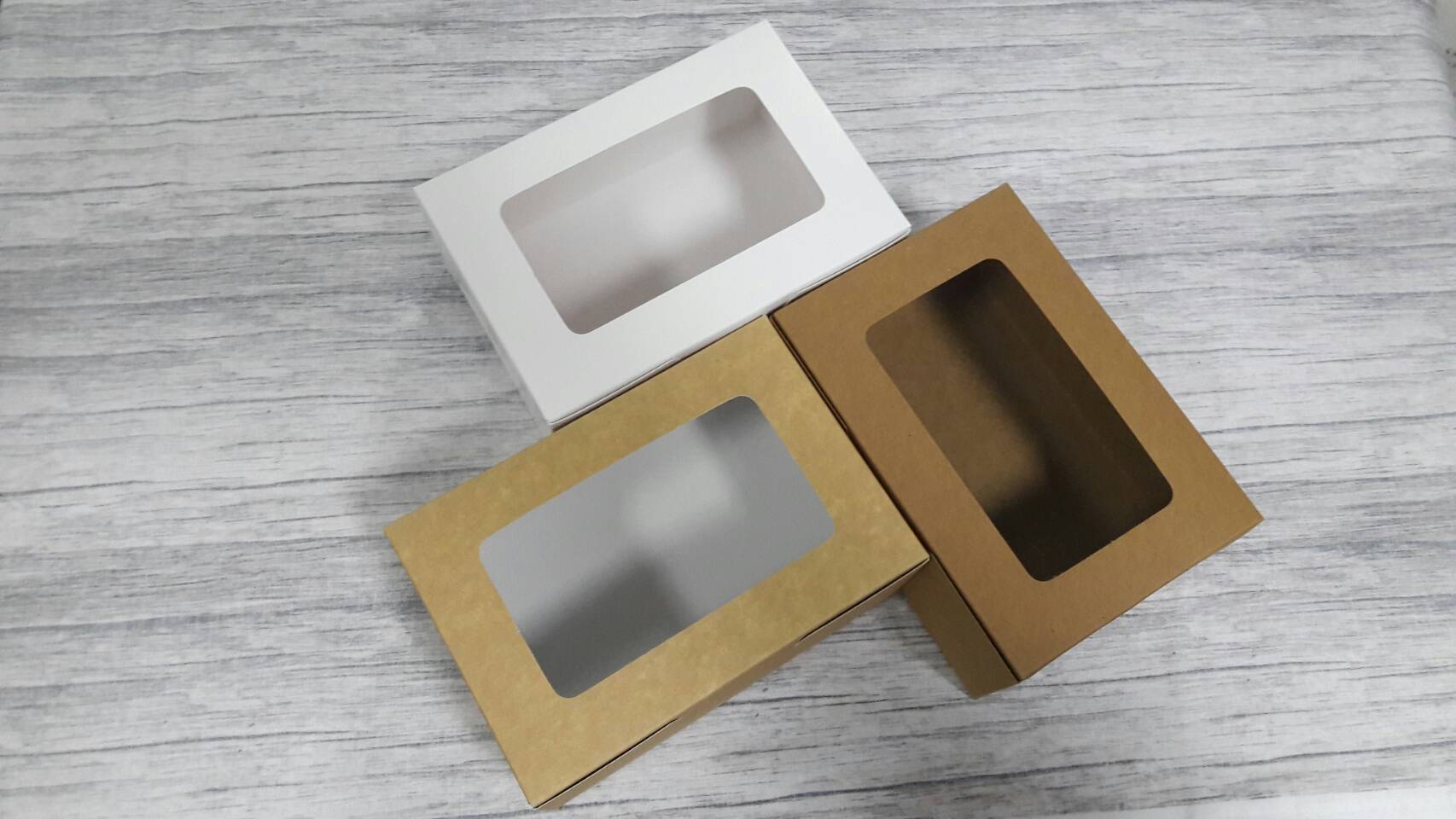 กล่องขนม กล่องเค้ก กล่องคัพเค้ก กล่องชิฟฟ่อน กล่องช้อคโกแล็ต กล่องคุ๊กกี้ขนาด 12.0x17.5x7.5 ซม.สีคราฟท์น้ำตาลอ่อน แบบมีหน้าต่างพลาสติก ราคา 175 บาทต่อแพ็ค(20 ใบ)