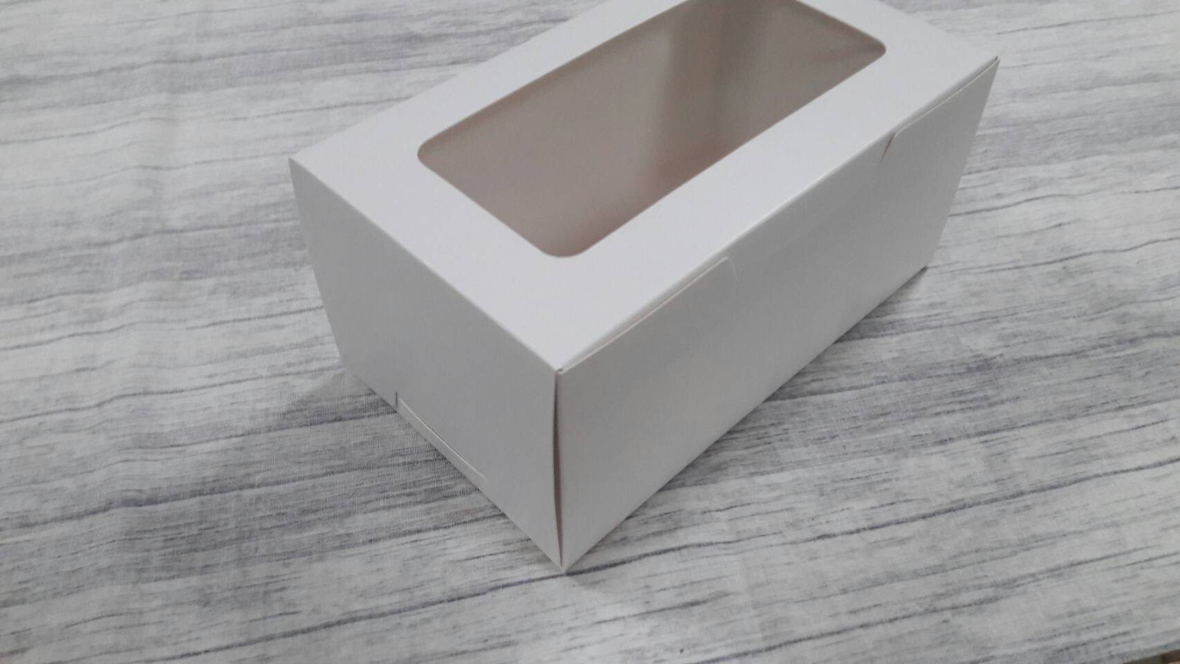 กล่องเค้กโรล กล่องแยมโรล กล่องทรงยาว กล่องเค้ก กล่องขนม กล่องคัพเค้ก ขนาด 13x22.5x10.5 ซม. (หน้าต่างพลาสติก) สีขาว ราคา 270 บาทต่อแพ็ค (20 ใบ)