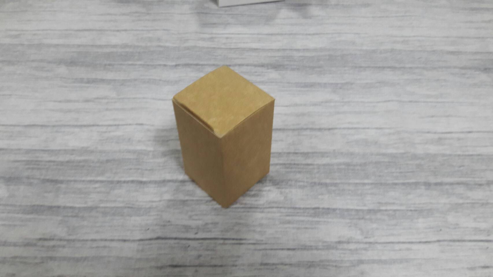 กล่องอเนกประสงค์ สีคราฟท์น้ำตาลอ่อน 5x5x8.5 ซม. แบบทรงฝาปิดเปิด ท้ายก้นขัด กล่องของขวัญ กล่องเครื่องสำอางค์ ราคา 240 บาทต่อแพ็ค(50 ใบ)