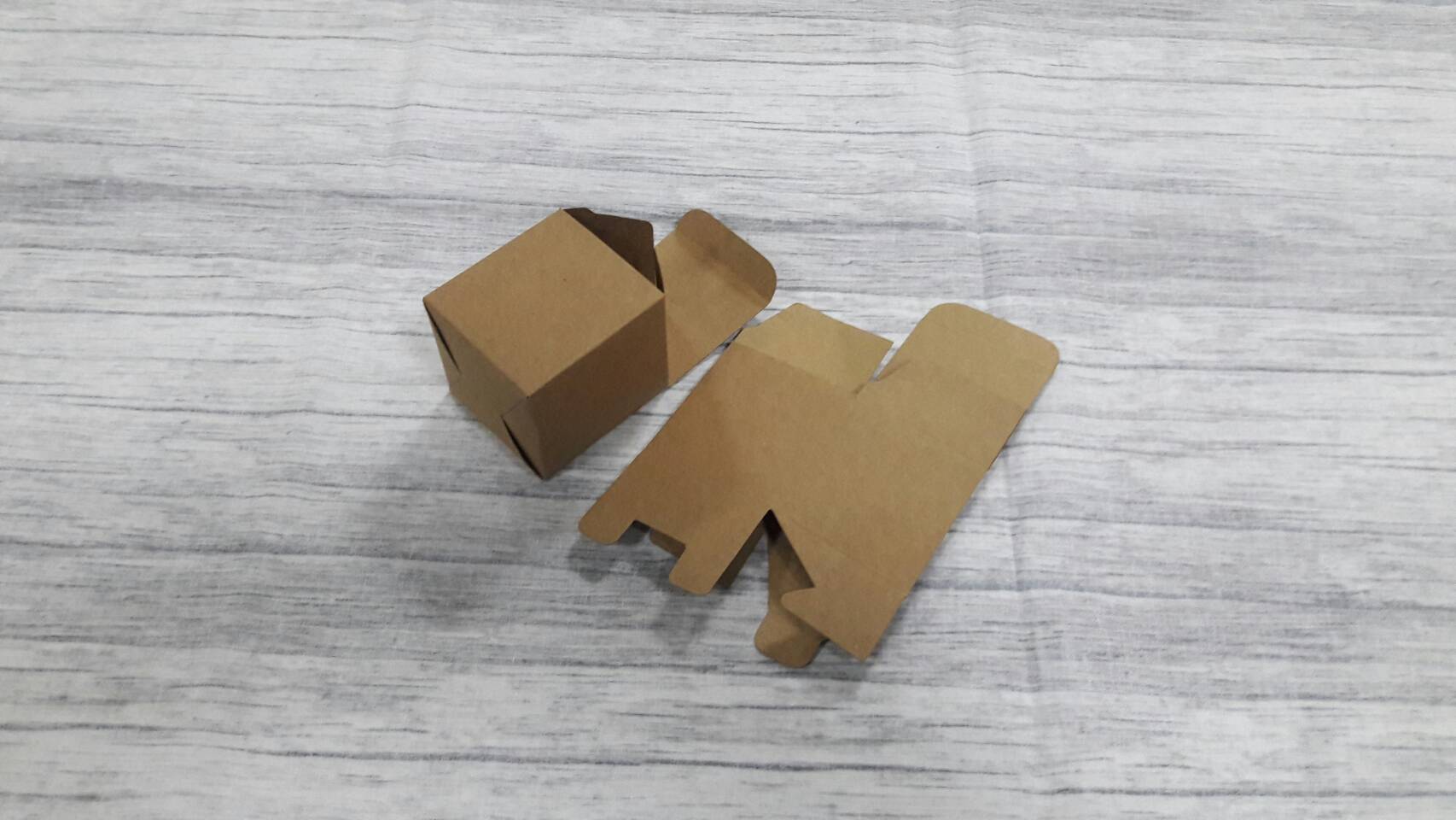 กล่องเอนกประสงค์ แบบทรงฝาปิดเปิด ท้ายก้นขัด กล่องของขวัญ กล่องเครื่องสำอางค์ ขนาด สีคราฟท์น้ำตาลเข้ม ขนาด 5x5x5.5 ซม.ราคา 190 บาทต่อแพ็ค(50 ใบ) กระดาษหนา 225 แกรม