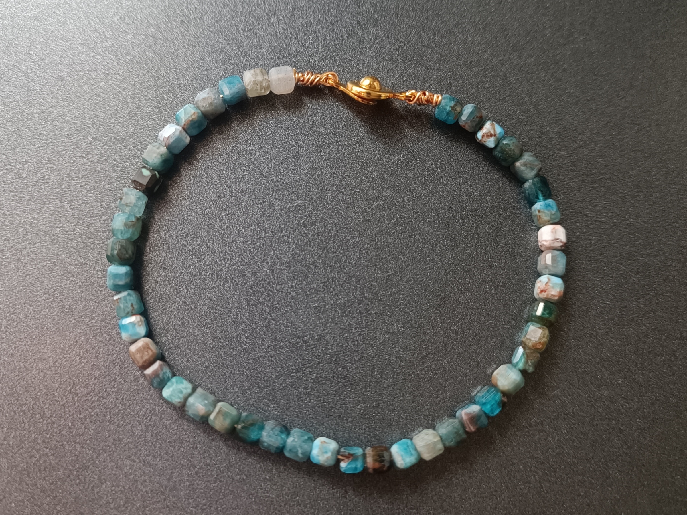 สร้อยข้อมือหินแท้ "Twisted" Apatite Bracelet (Success , Wisdom)