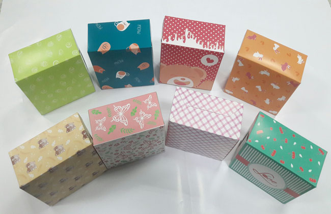 กล่องสแน็ค กล่องอาหารว่าง ลายผีเสื้อและดอกไม้ กว้าง12.7 x ยาว12.7 x สูง 6.5 ซม. ราคา 95 บาทต่อแพ็ค (20 ใบ)