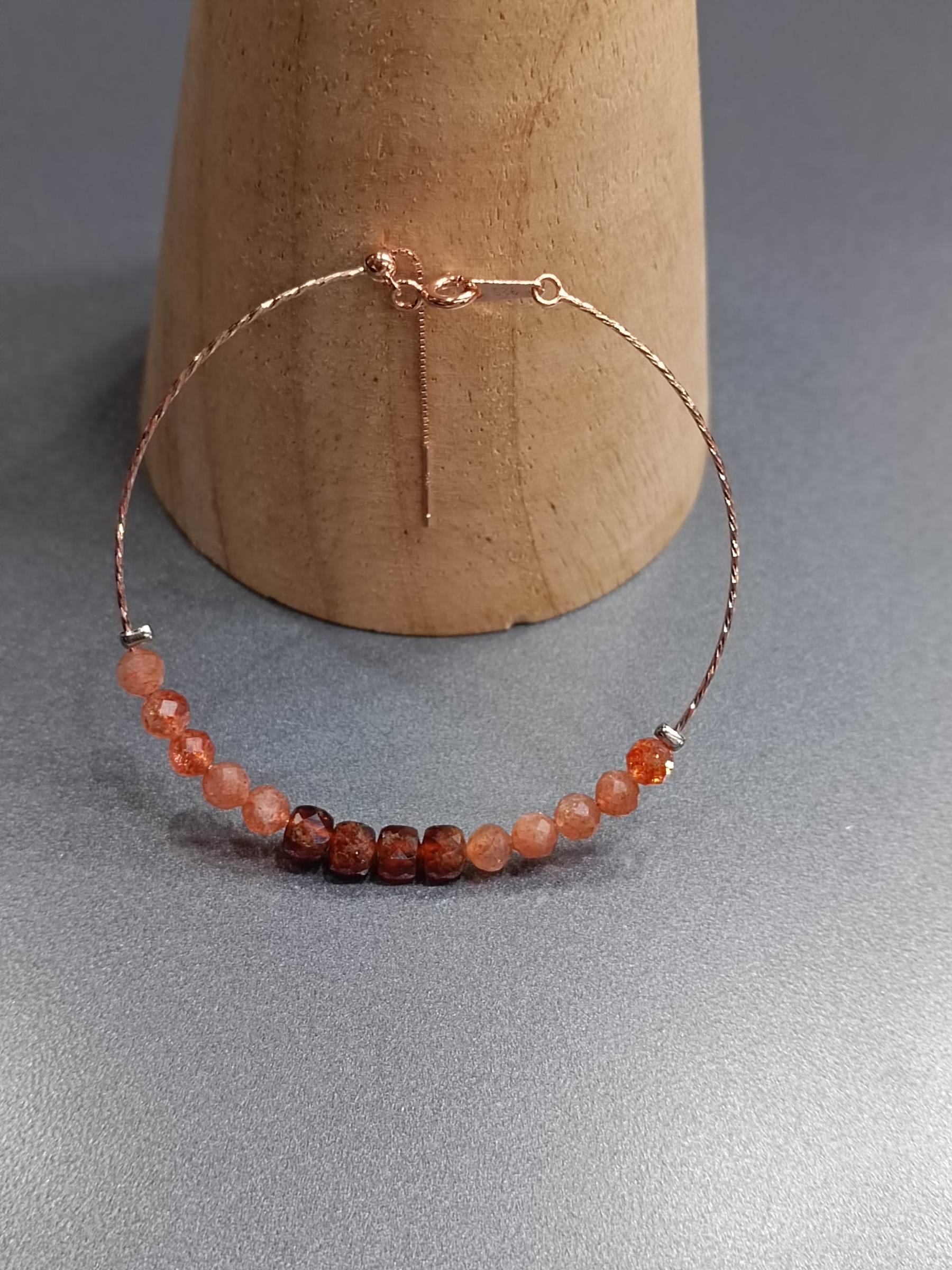 ข้อมือโชคเกอร์ เงินแท้ 92.5 ชุปRose Gold ประดับหินแท้ Sunstone + Garnet Rose Gold Plated Sterling Silver Wire Bracelet (Boost Energy , Leadership)
