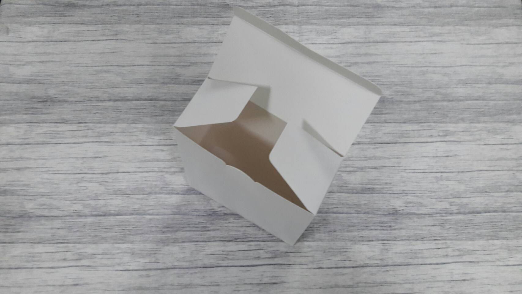 กล่องของขวัญ กล่องเครื่องสำอางค์ กล่องอเนกประสงค์ กล่องใส่ชา/กาแฟ สีขาว ขนาด 14.5x6.0x16.0 ซม. แบบทรงฝาปิดเปิด ท้ายก้นขัด ราคา 165 บาทต่อแพ็ค(20 ใบ)