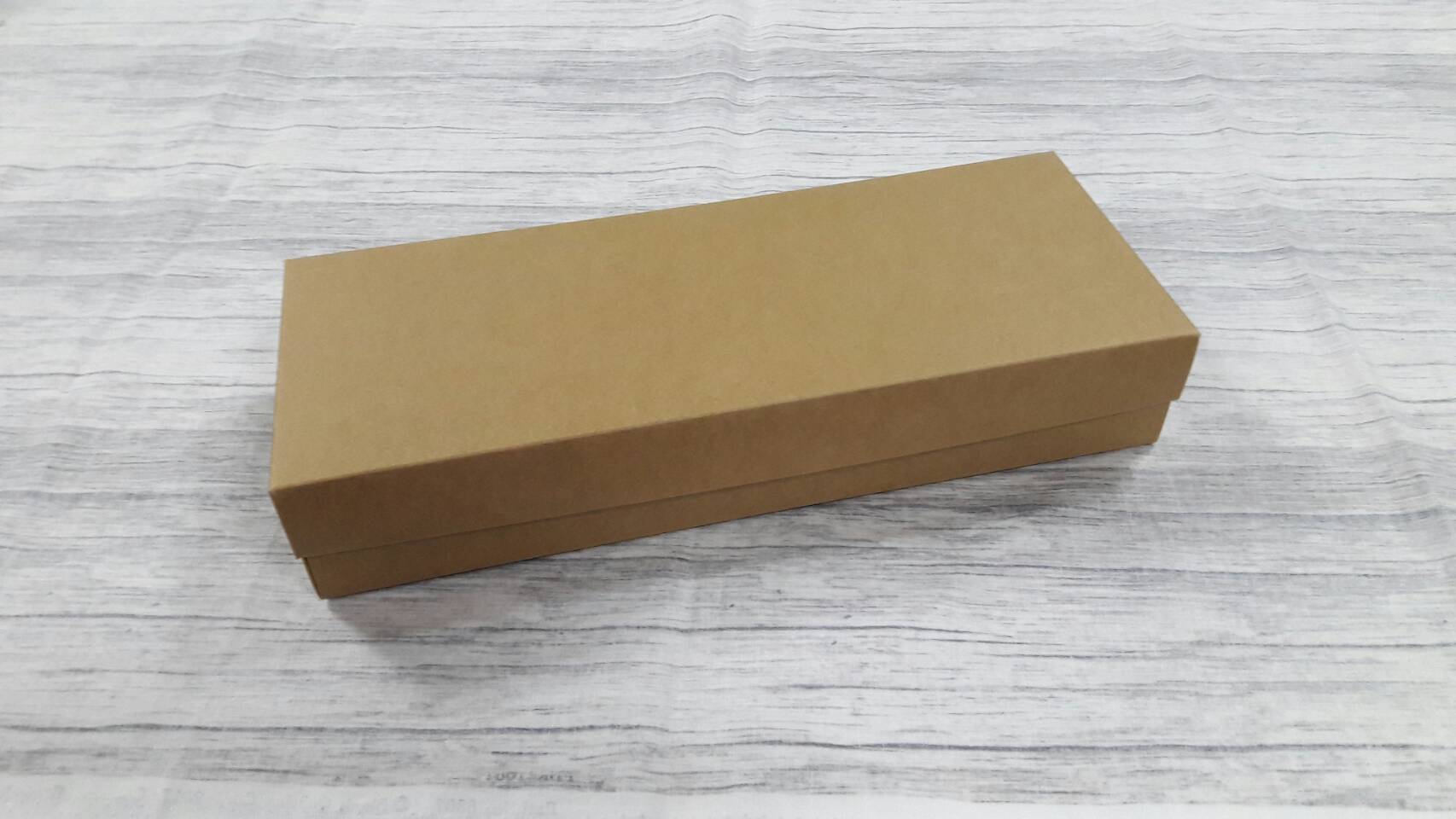 กล่องของขวัญ กล่องฝาครอบ กล่องขนม กล่องอเนกประสงค์ สีคราฟท์น้ำตาลเข้ม ขนาด 11 x 28.5 x 5 ซม. (แบบฝาทึบ) ราคา 375 บาทต่อแพ็ค (20 ใบ)