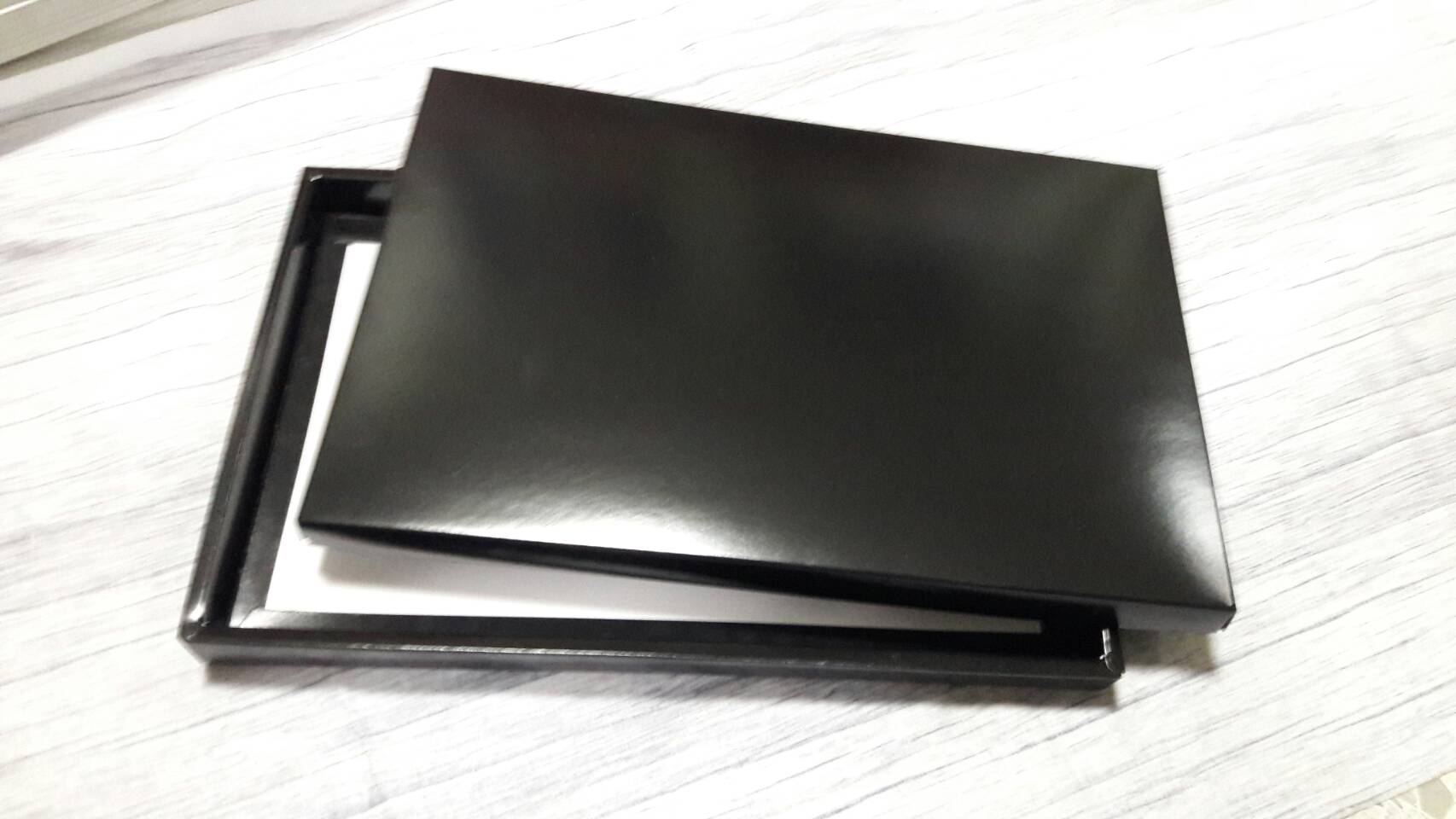 กล่องอเนกประสงค์ กล่องฝาครอบ ขนาด 22.7 x 34.4 x 2.4 ซม.สีดำ กล่องของที่ระลึก กล่องของขวัญ กล่องใส่ผ้าไหม ราคา 490 บาทต่อแพ็ค(20 ใบ)