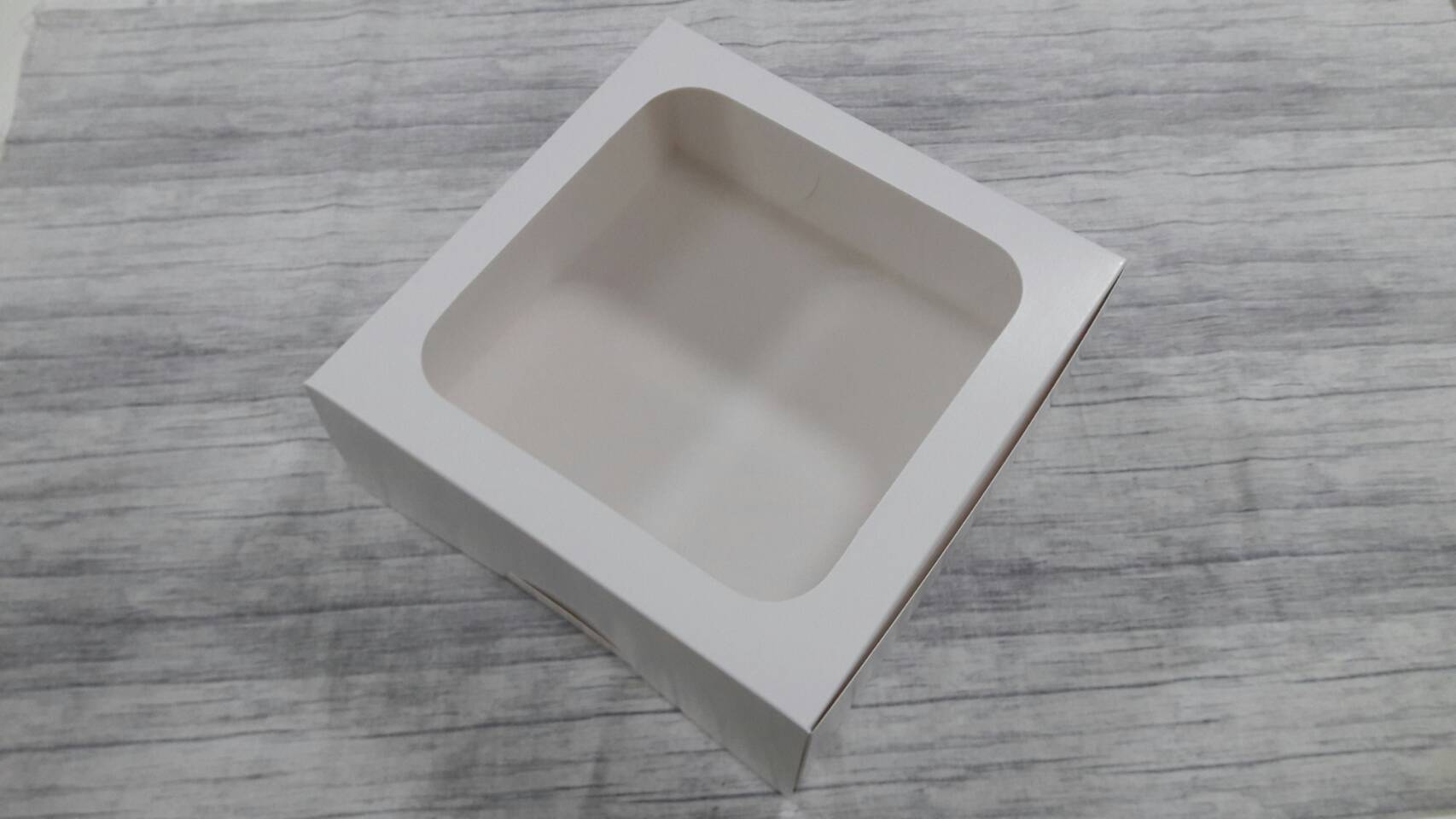 กล่องเค้ก กล่องเค้ก 3 ปอนด์ กล่องเค้ก กล่องขนม กล่องเบเกอรี่ กล่องคัพเค้ก สีขาว ขนาด 26.5x26.5x10 ซม.ราคา 400 บาทต่อแพ็ค (20ใบ)