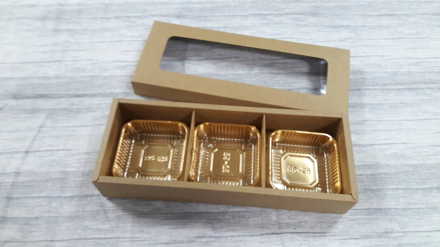 กล่องของขวัญ กล่องฝาครอบ กล่องขนม กล่องอเนกประสงค์ สีคราฟท์น้ำตาลเข้ม ขนาด 11 x 28.5 x 5 ซม. (หน้าต่างพลาสติก) พร้อมฐานตัวกั้นสินค้า ราคา 485 บาทต่อแพ็ค (20 ใบ)